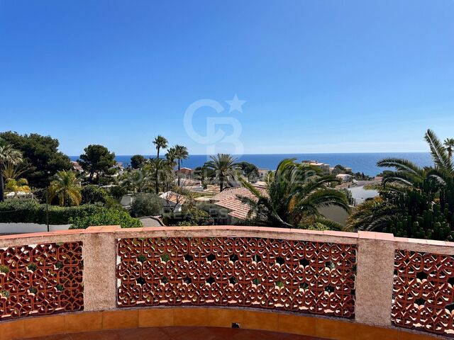 Stunning Villa with Balcony to the Sea