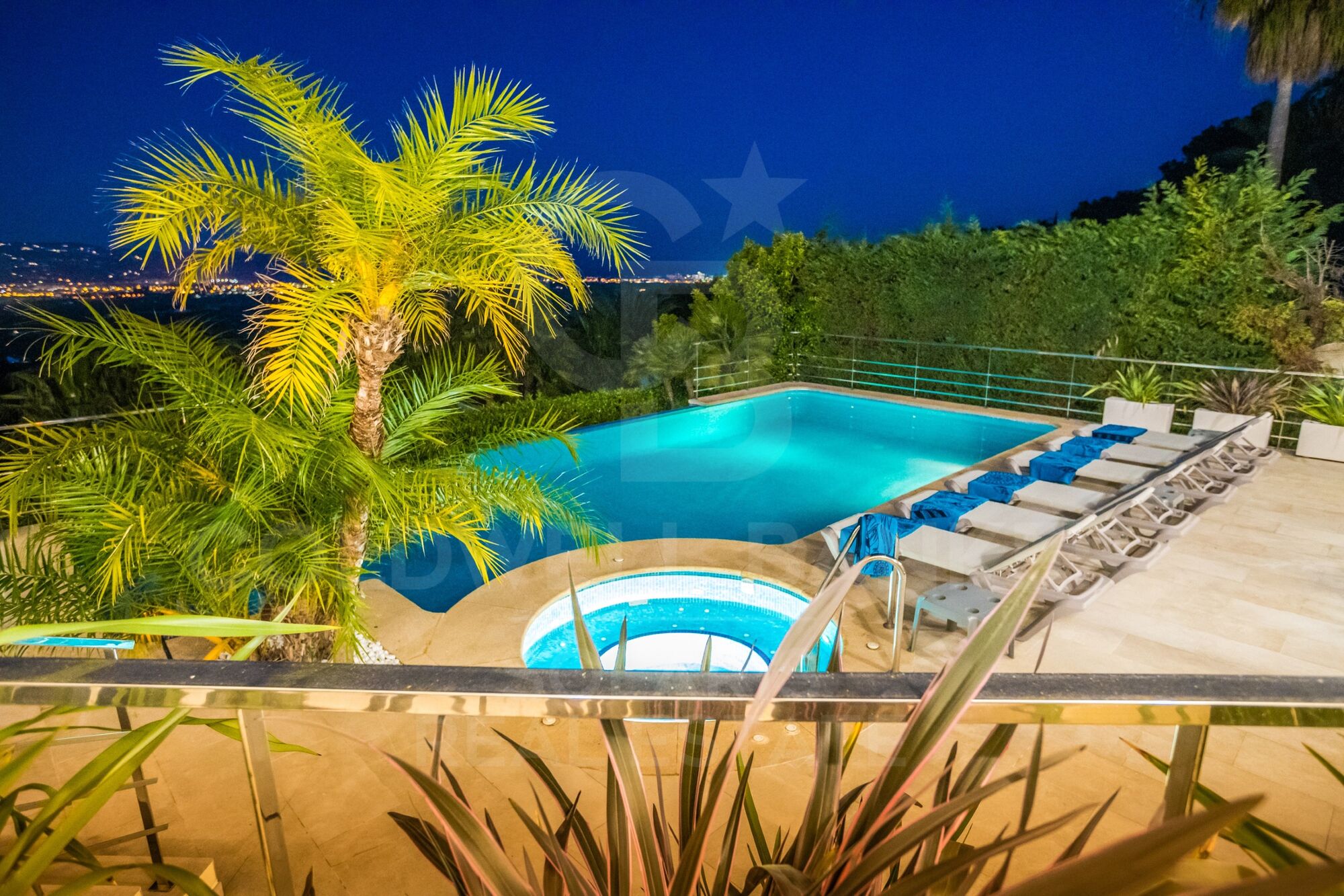 ORCHIDEENHAUS mit unglaublicher Aussicht