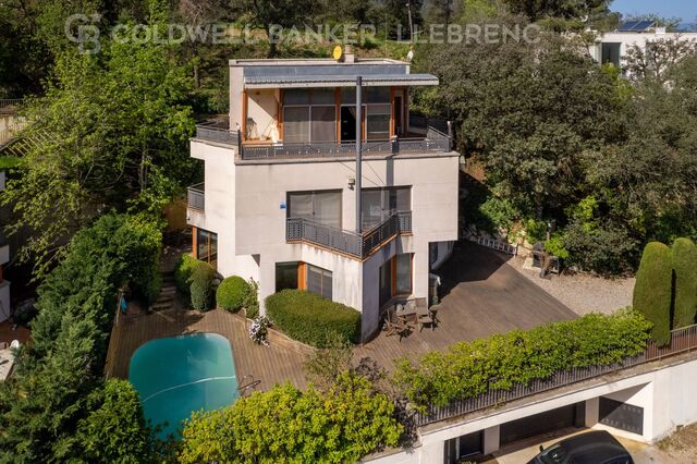 Espectacular casa en venta en Vallvidrera con jardín y piscina