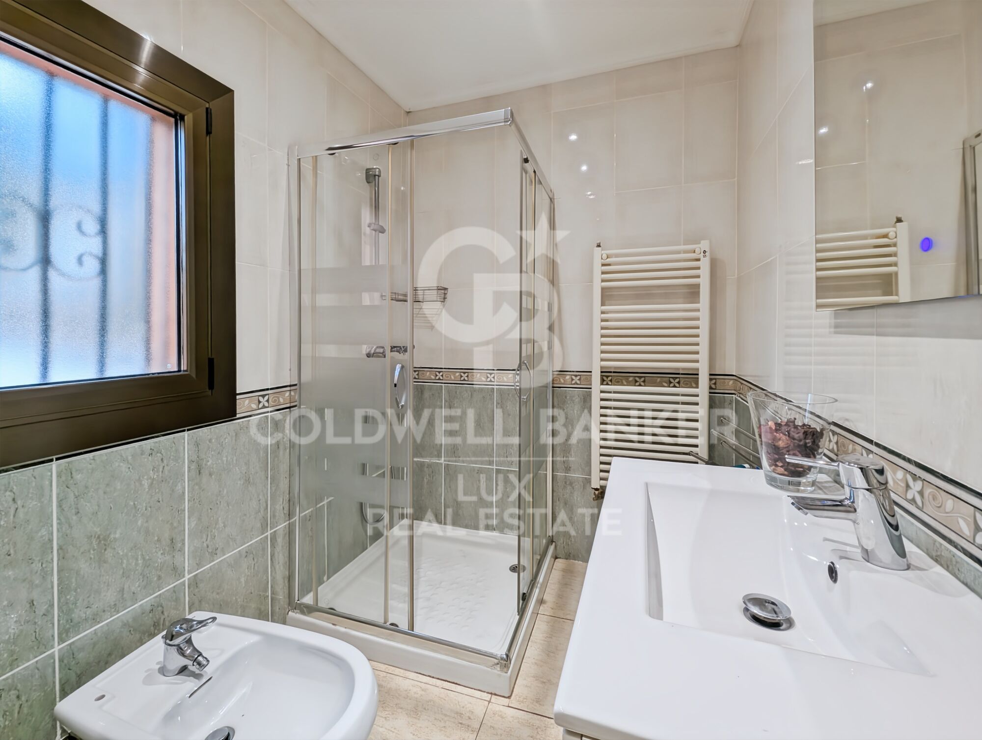 House with sea views and 500m from the centre of Roses