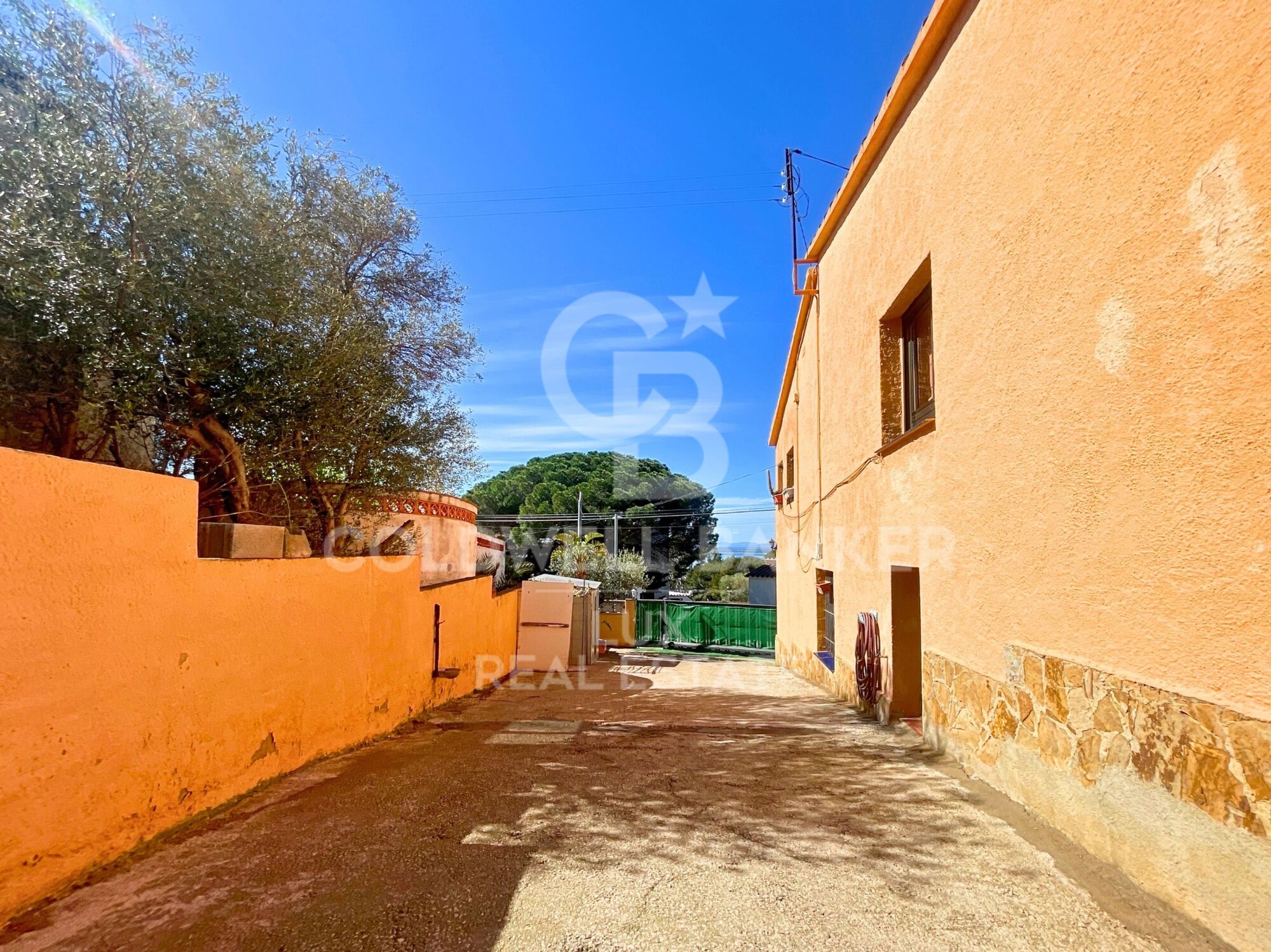 House with sea views and 500m from the centre of Roses