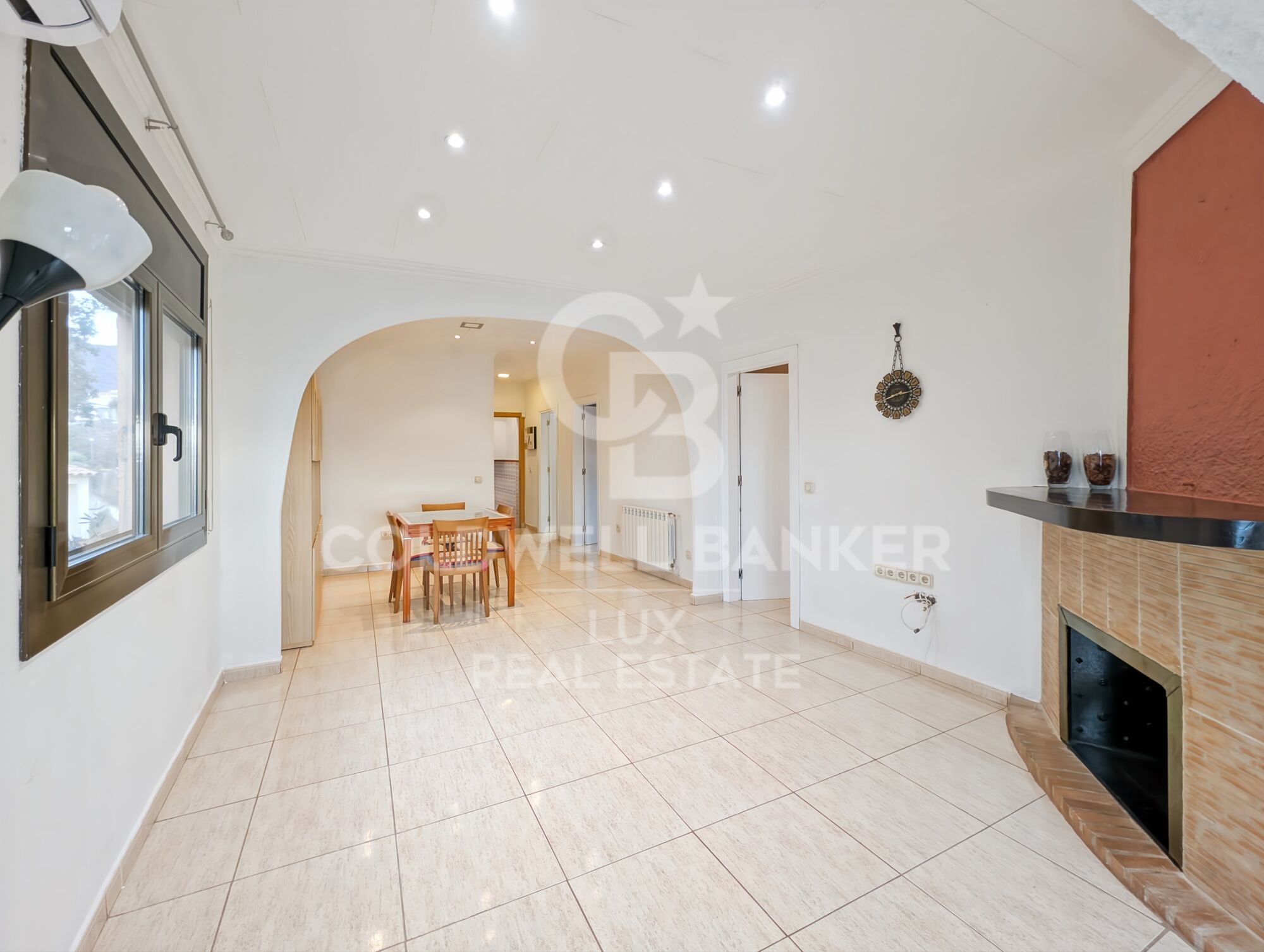 House with sea views and 500m from the centre of Roses