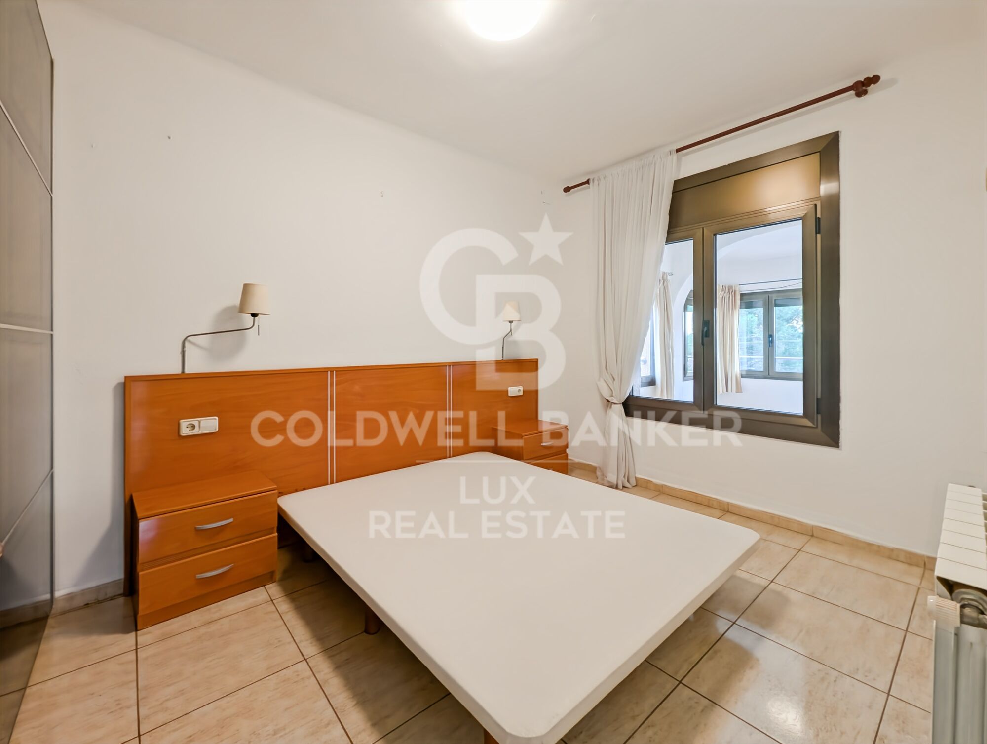 House with sea views and 500m from the centre of Roses