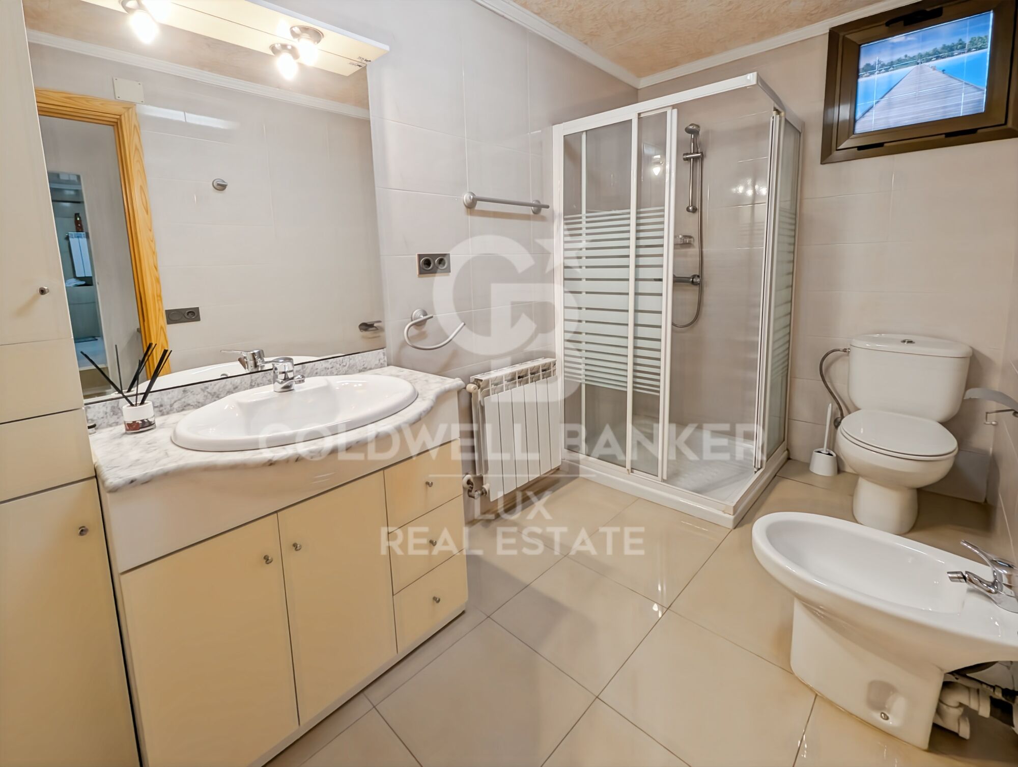 House with sea views and 500m from the centre of Roses