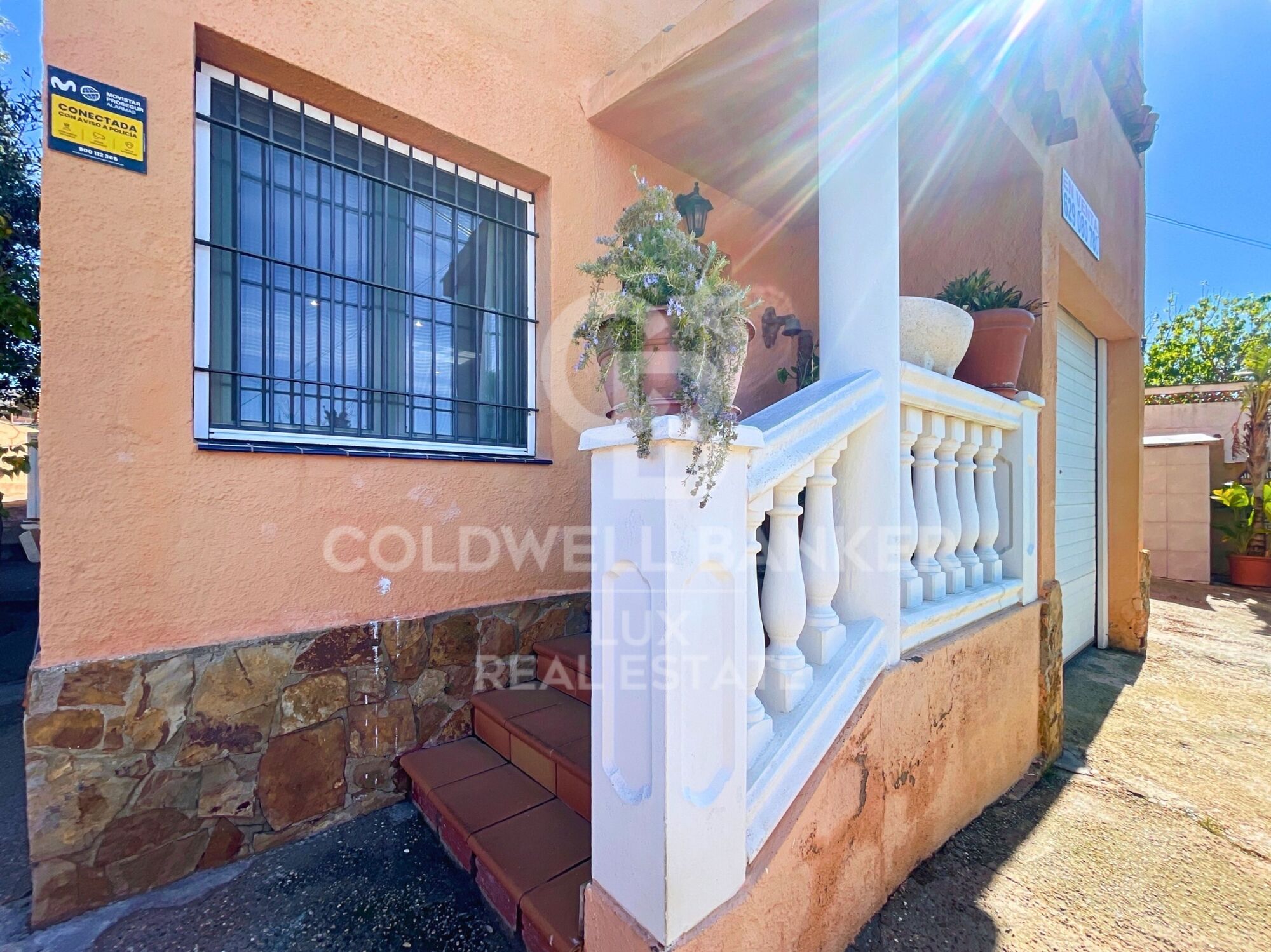 House with sea views and 500m from the centre of Roses