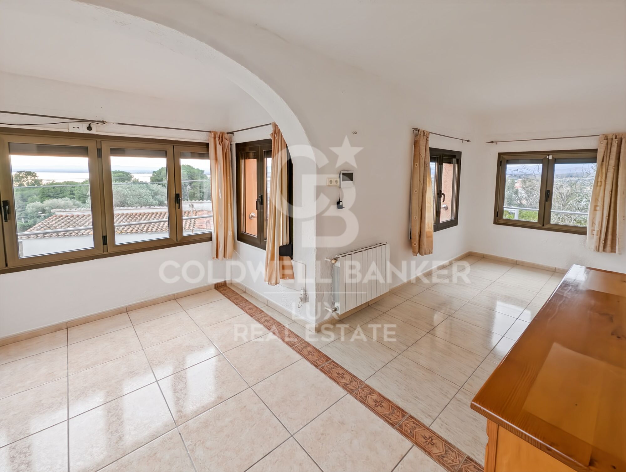 House with sea views and 500m from the centre of Roses