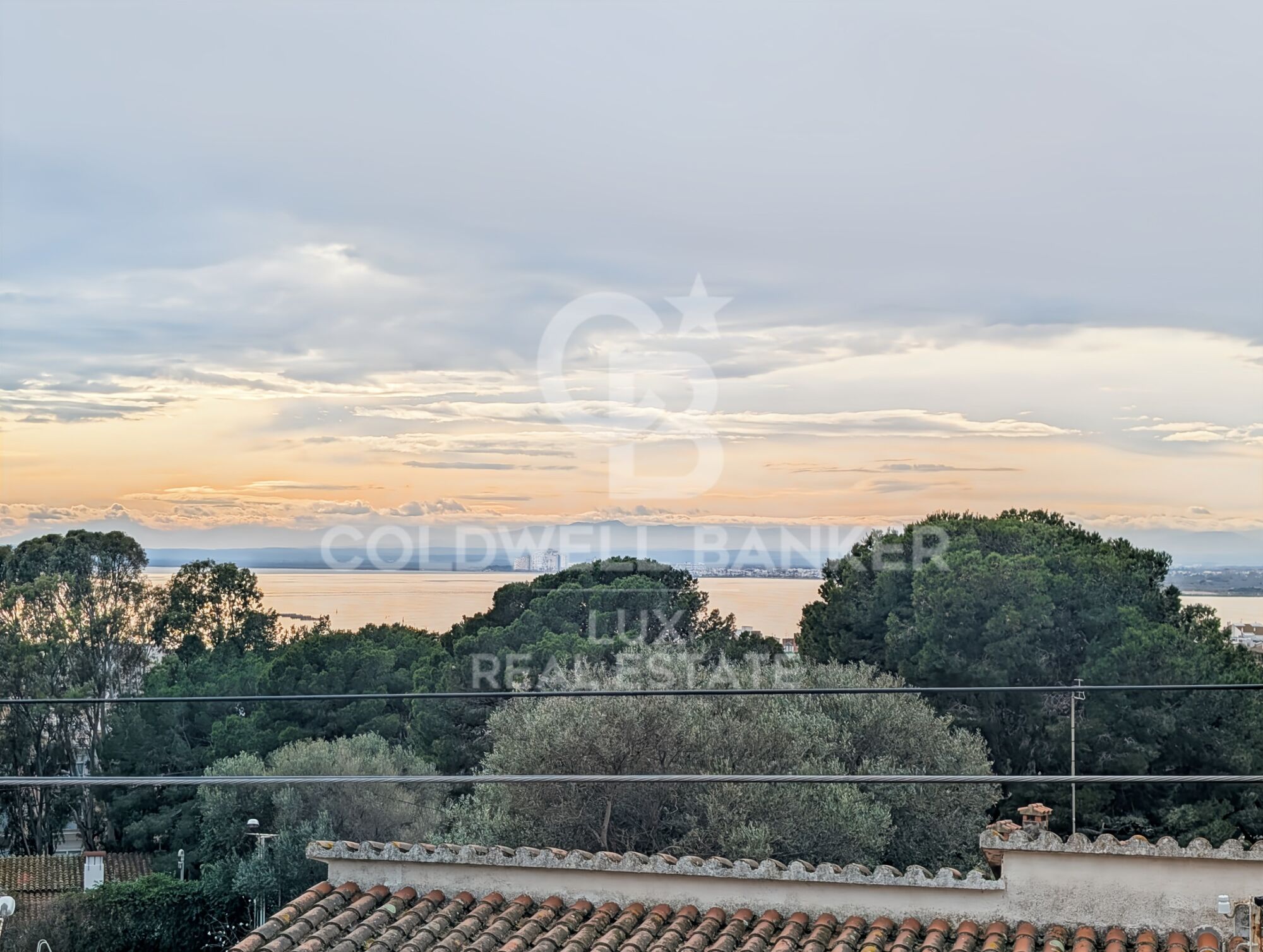 House with sea views and 500m from the centre of Roses
