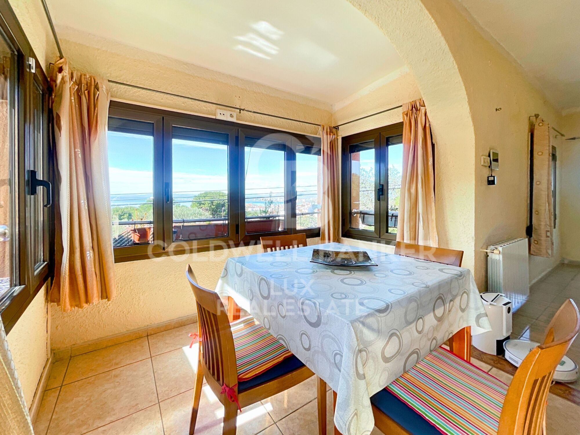House with sea views and 500m from the centre of Roses