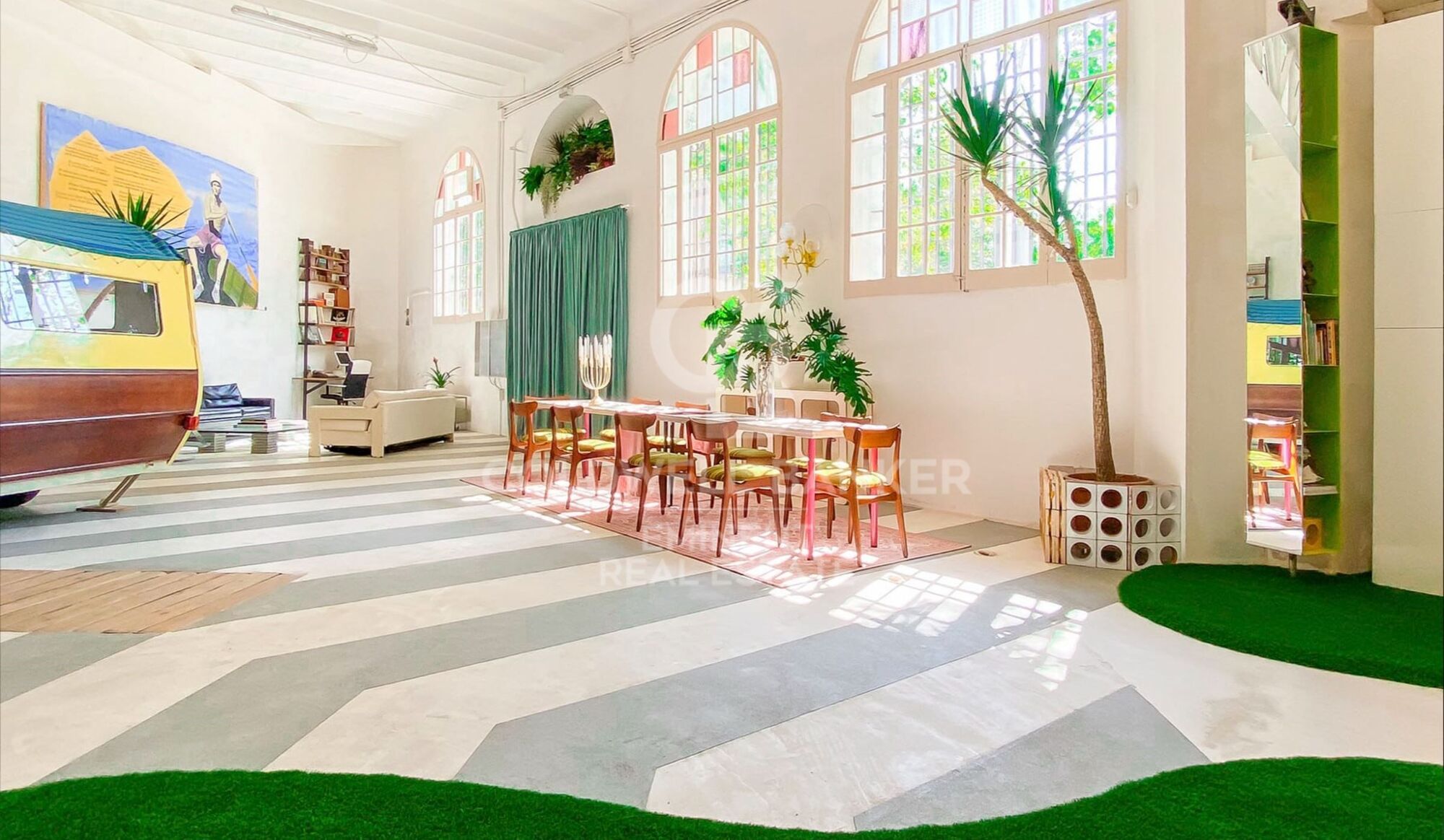 Extraordinary and spacious corner house few blocks from the beach