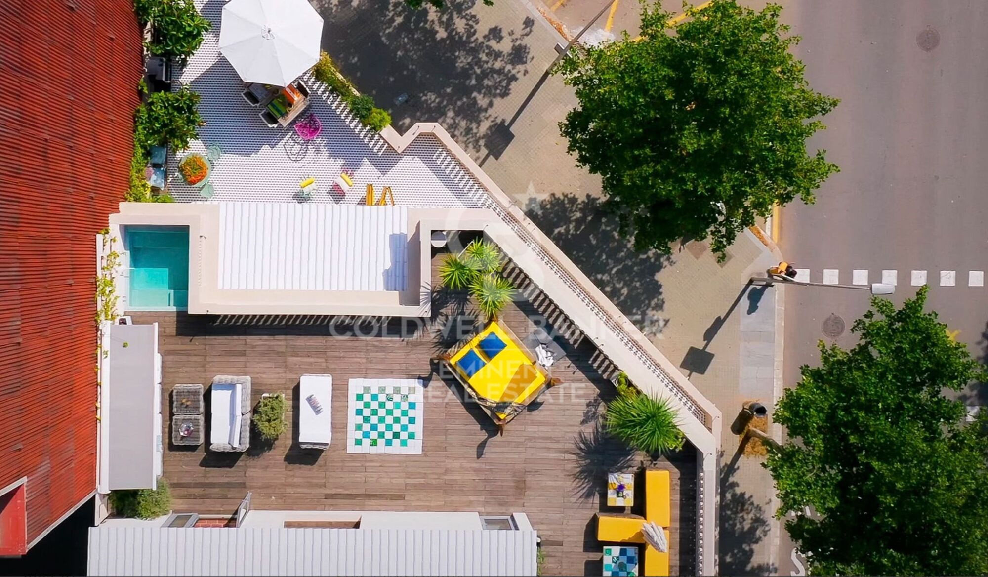 Extraordinary and spacious corner house few blocks from the beach