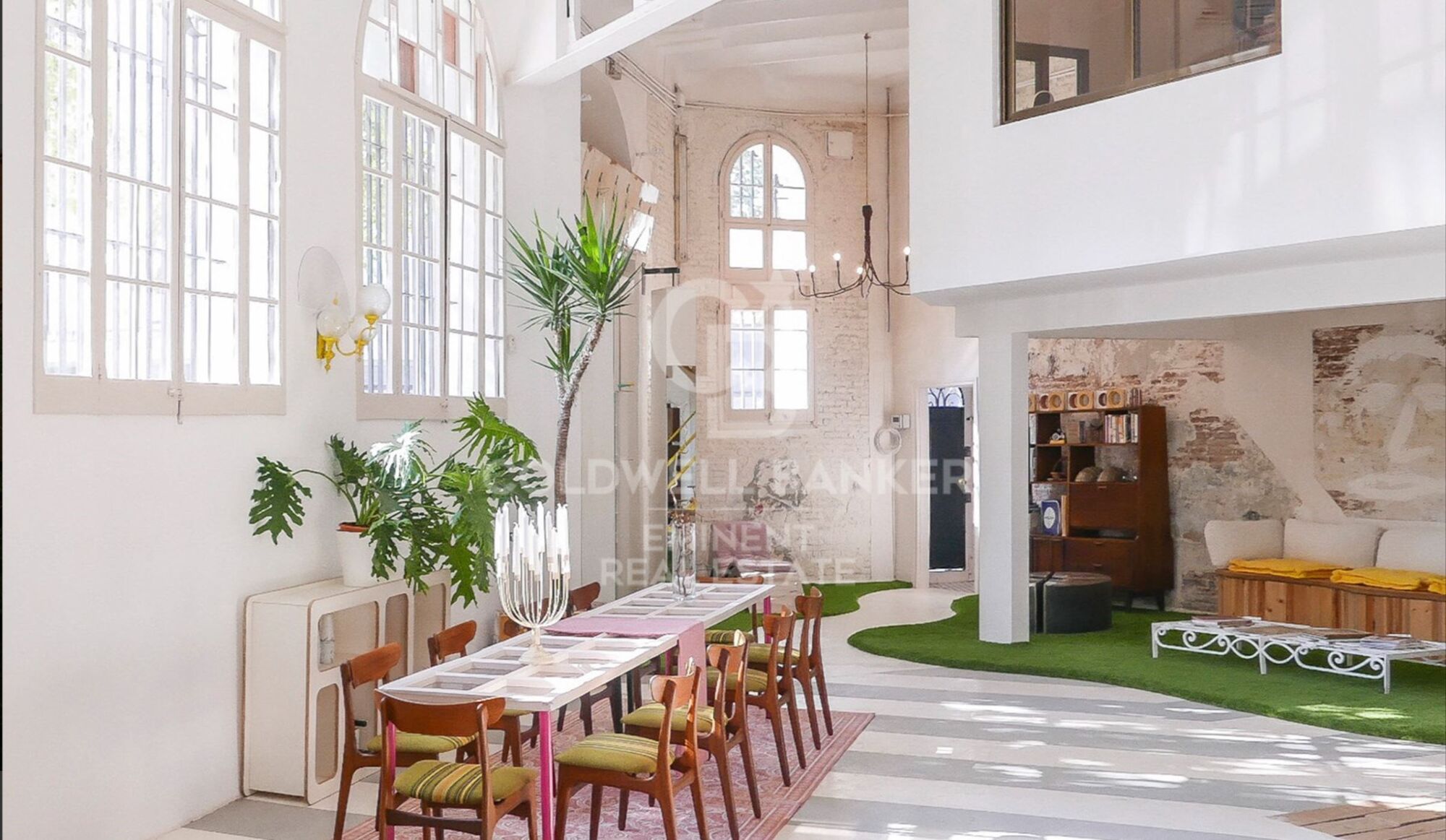 Extraordinary and spacious corner house few blocks from the beach