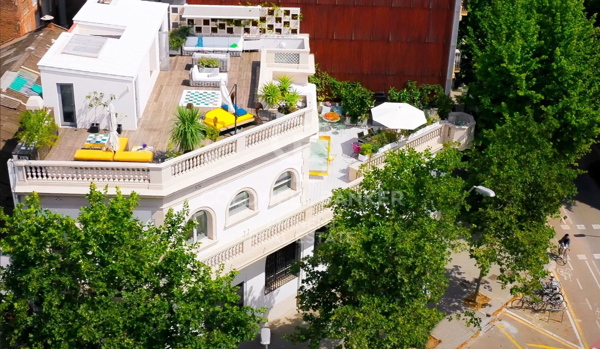 Extraordinary and spacious corner house few blocks from the beach