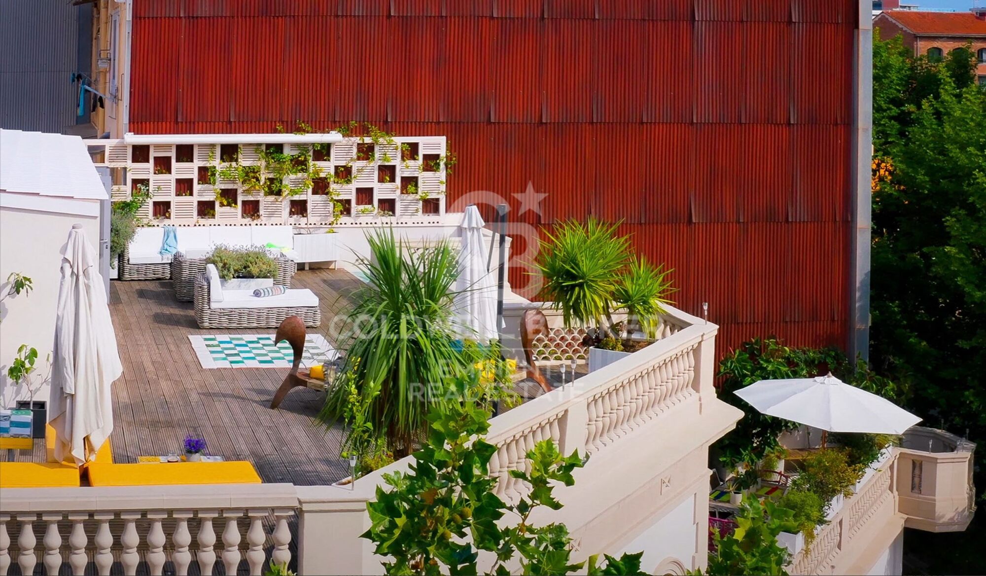 Extraordinary and spacious corner house few blocks from the beach