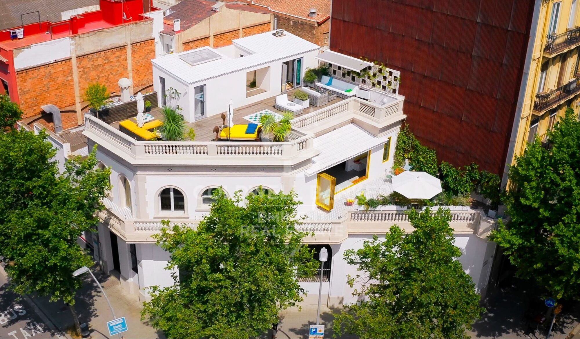 Spektakuläres Eckhaus nur wenige Meter vom Strand entfernt.