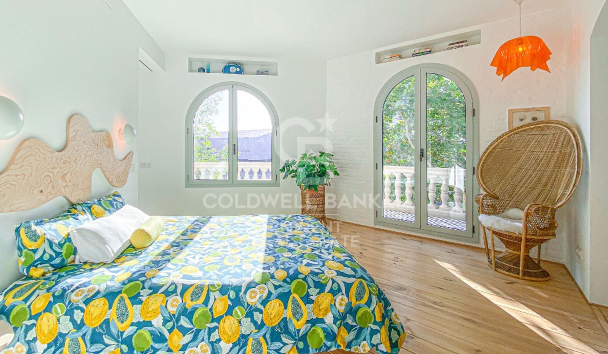 Extraordinary and spacious corner house few blocks from the beach