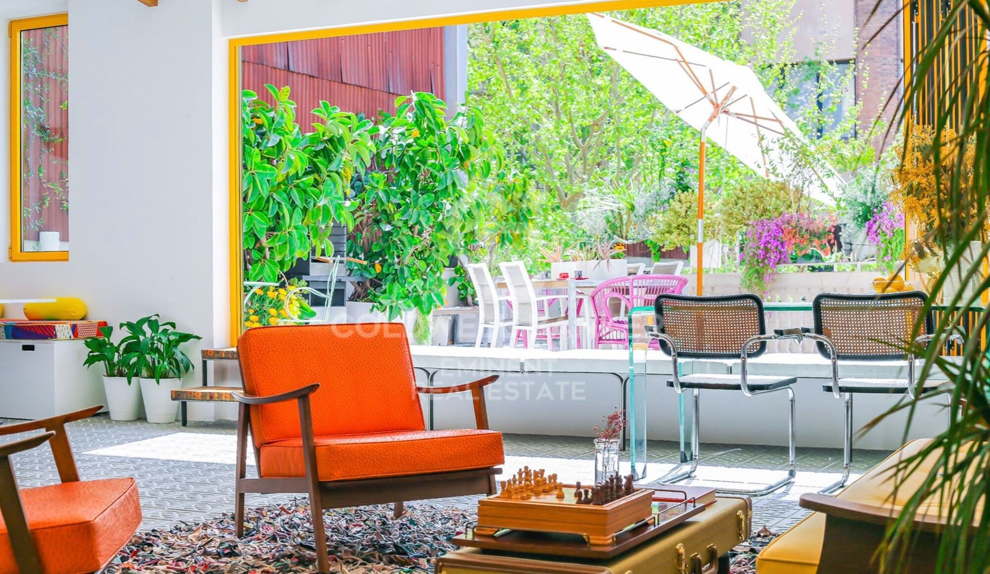 Spektakuläres Eckhaus nur wenige Meter vom Strand entfernt.