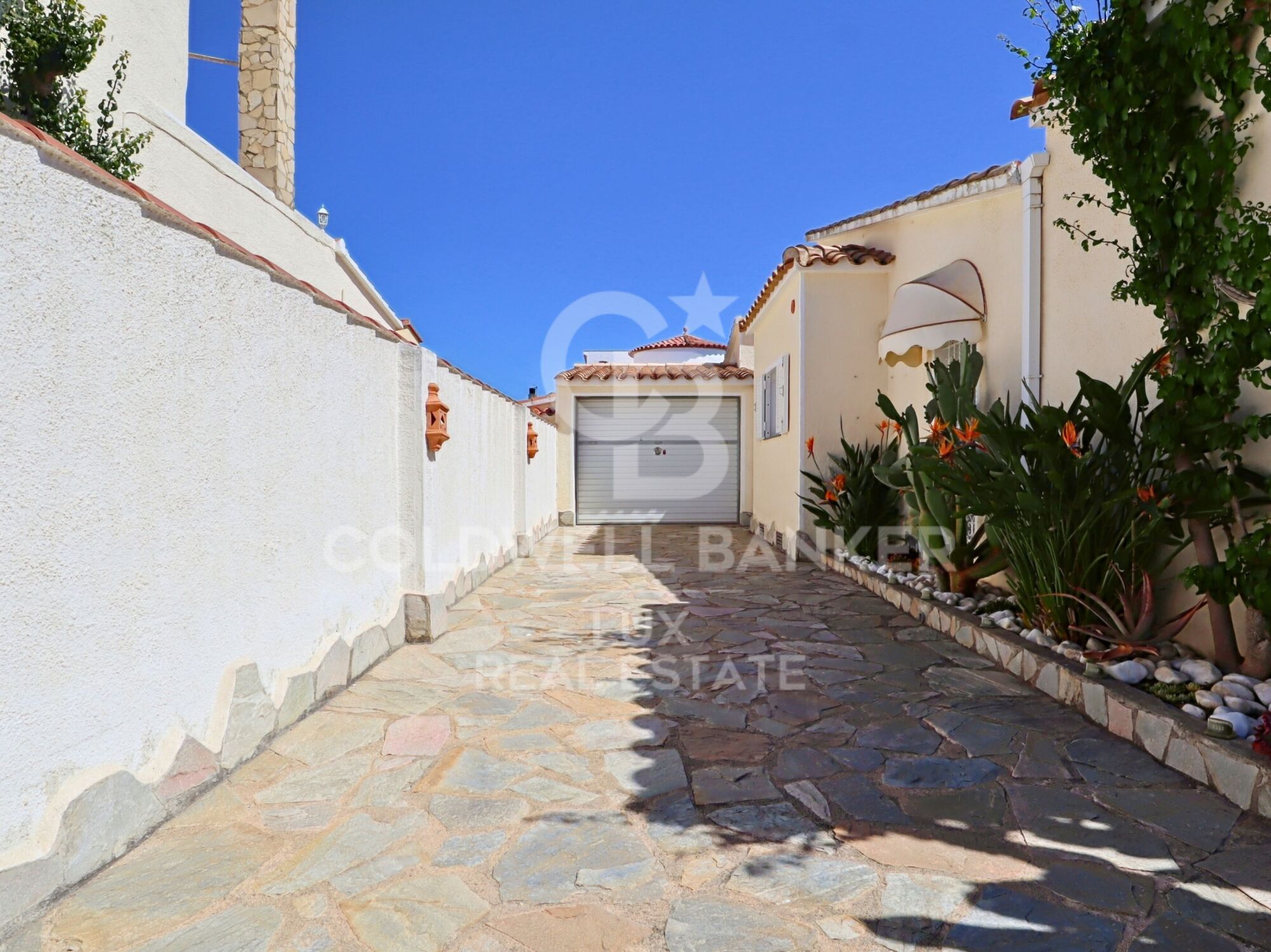 One-storey house with swimming pool sold furnished and equipped in Empuriabrava