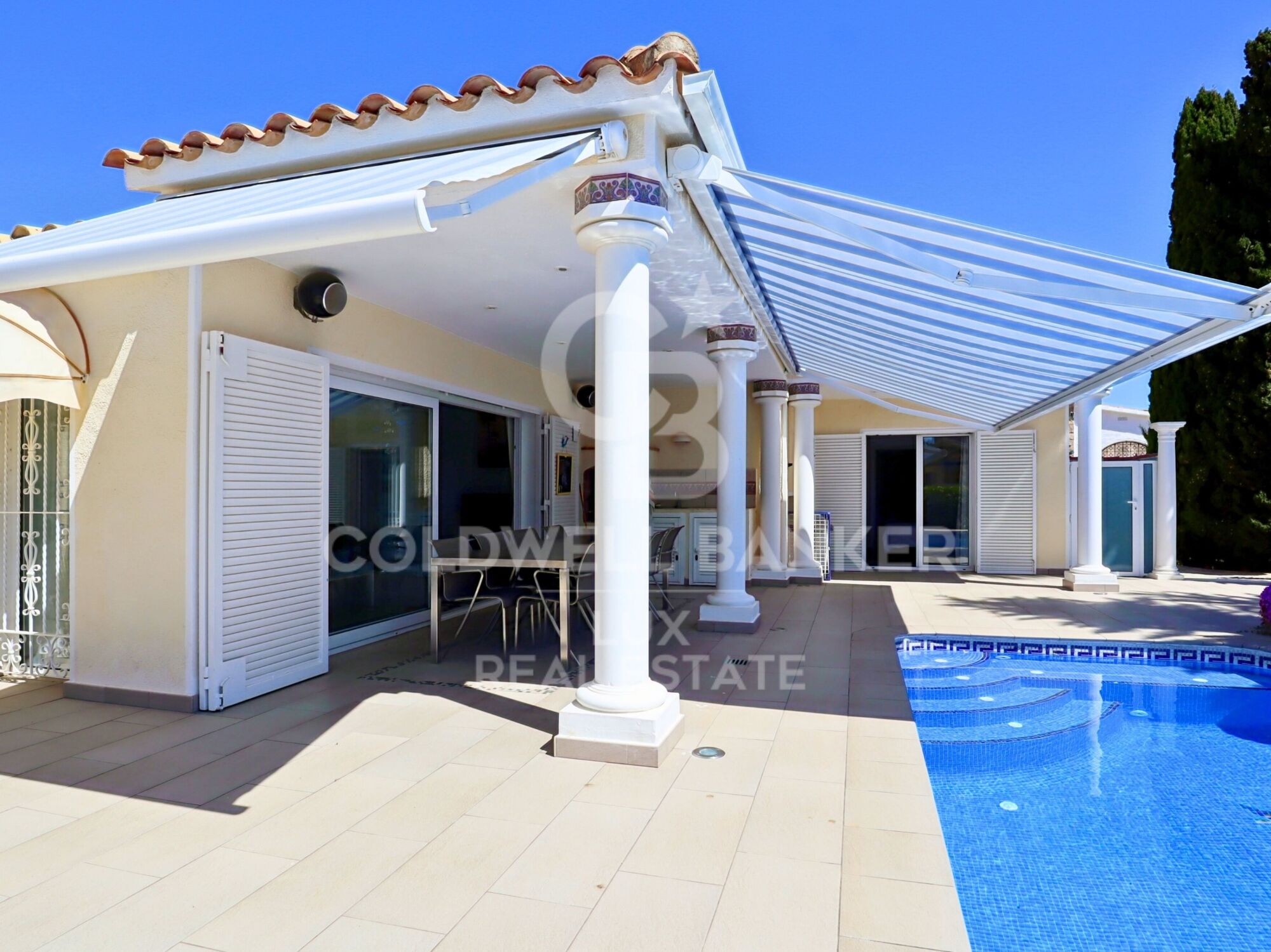 One-storey house with swimming pool sold furnished and equipped in Empuriabrava