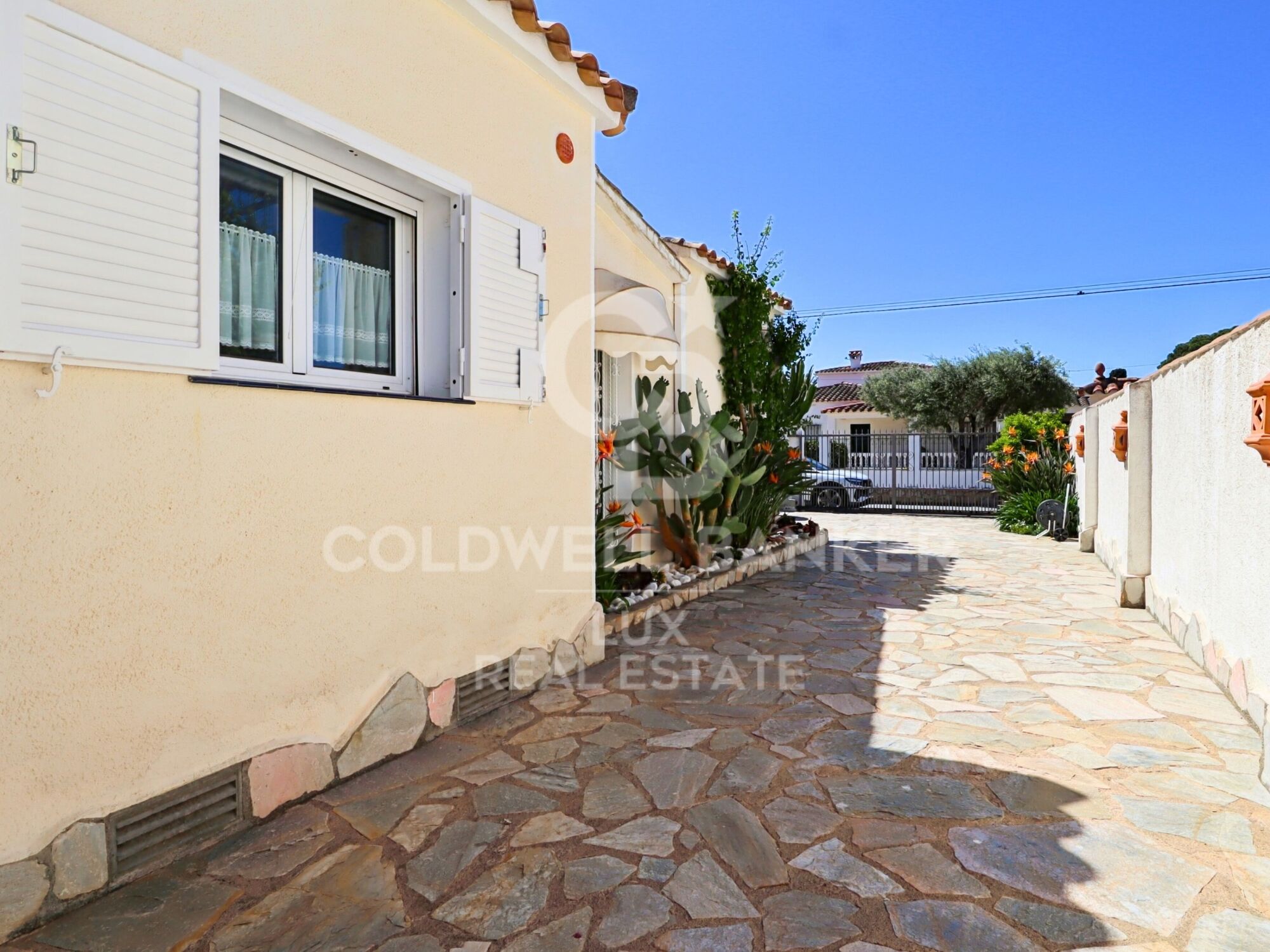 One-storey house with swimming pool sold furnished and equipped in Empuriabrava