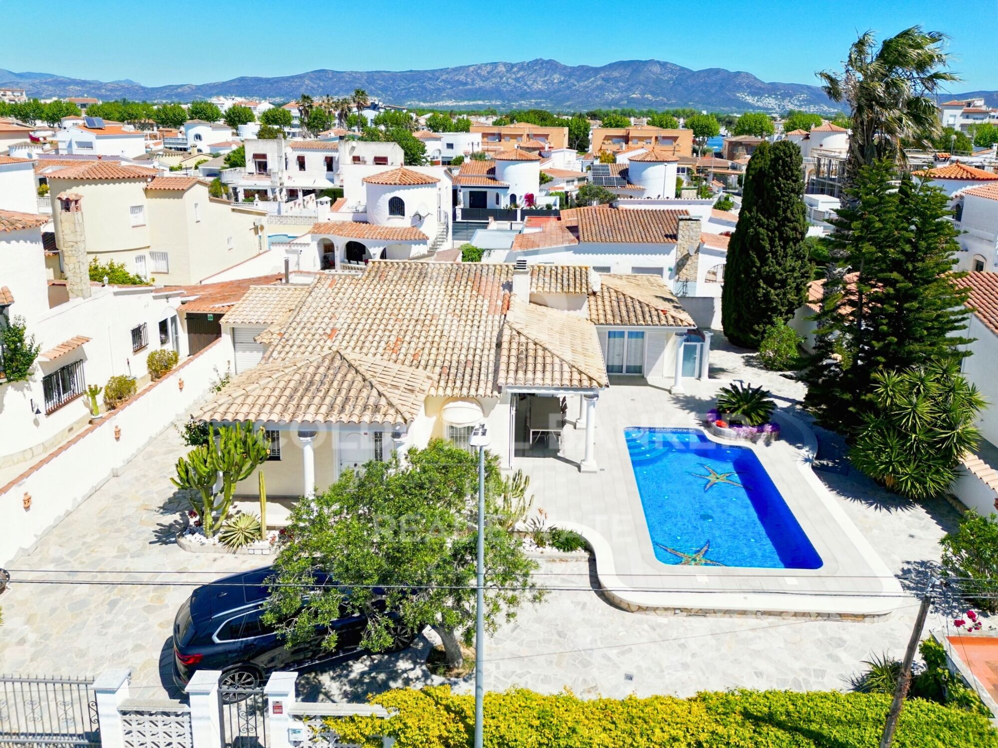 One-storey house with swimming pool sold furnished and equipped in Empuriabrava