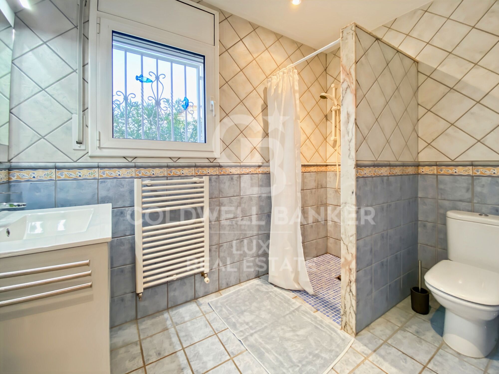 House with swimming pool in Empuriabrava: sold furnished and equipped