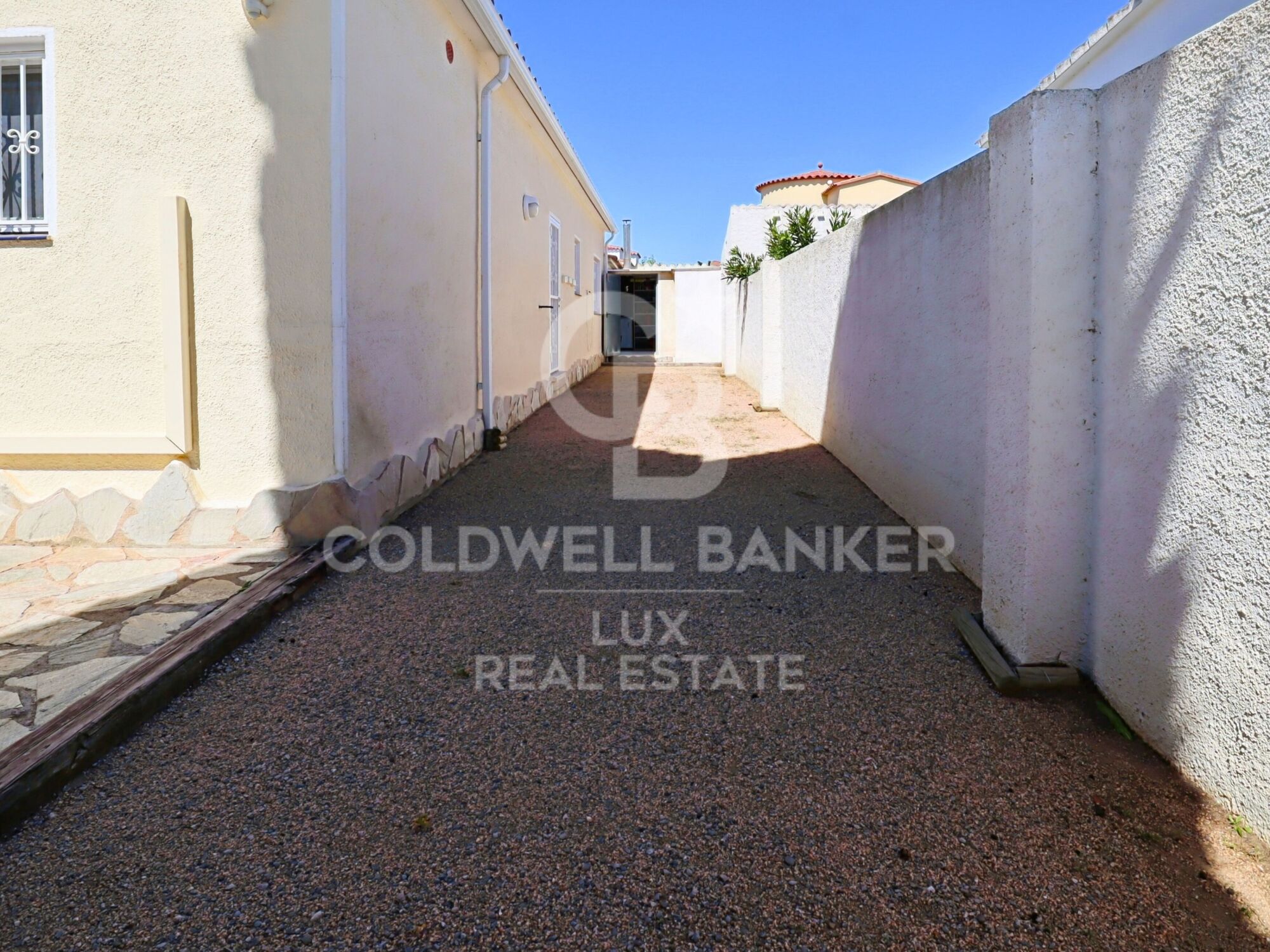 House with swimming pool in Empuriabrava: sold furnished and equipped