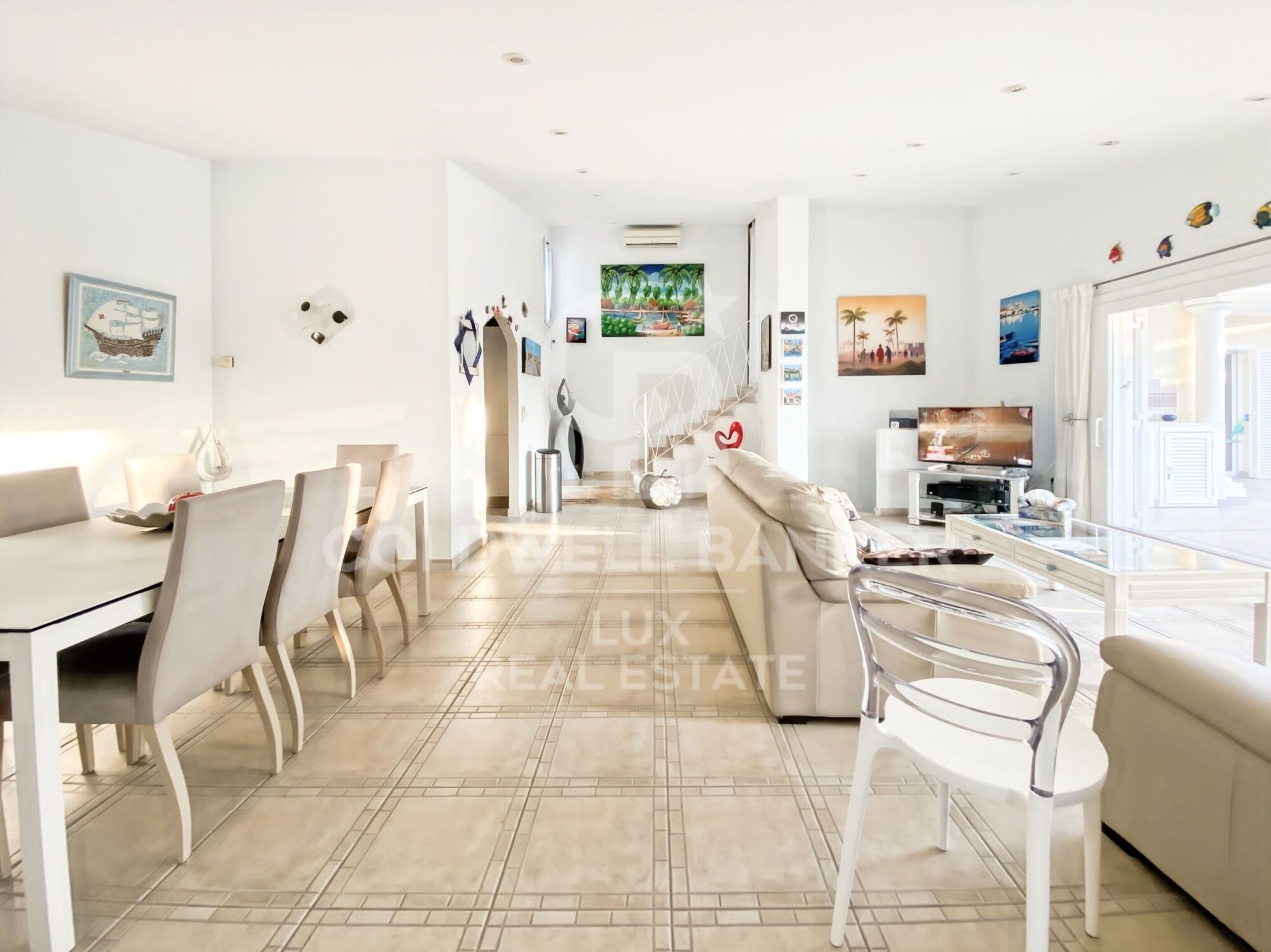 House with swimming pool in Empuriabrava: sold furnished and equipped