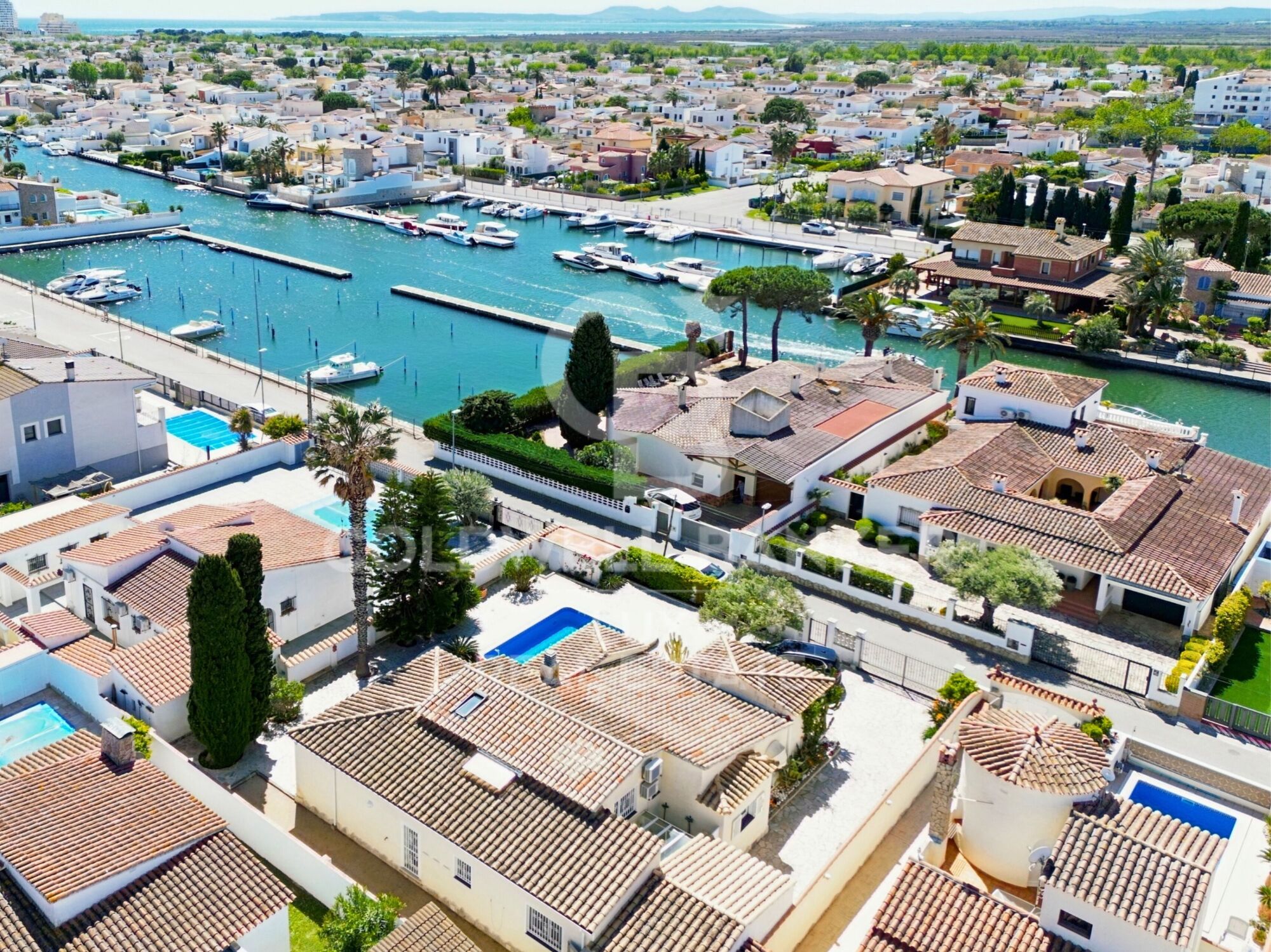 House with swimming pool in Empuriabrava: sold furnished and equipped