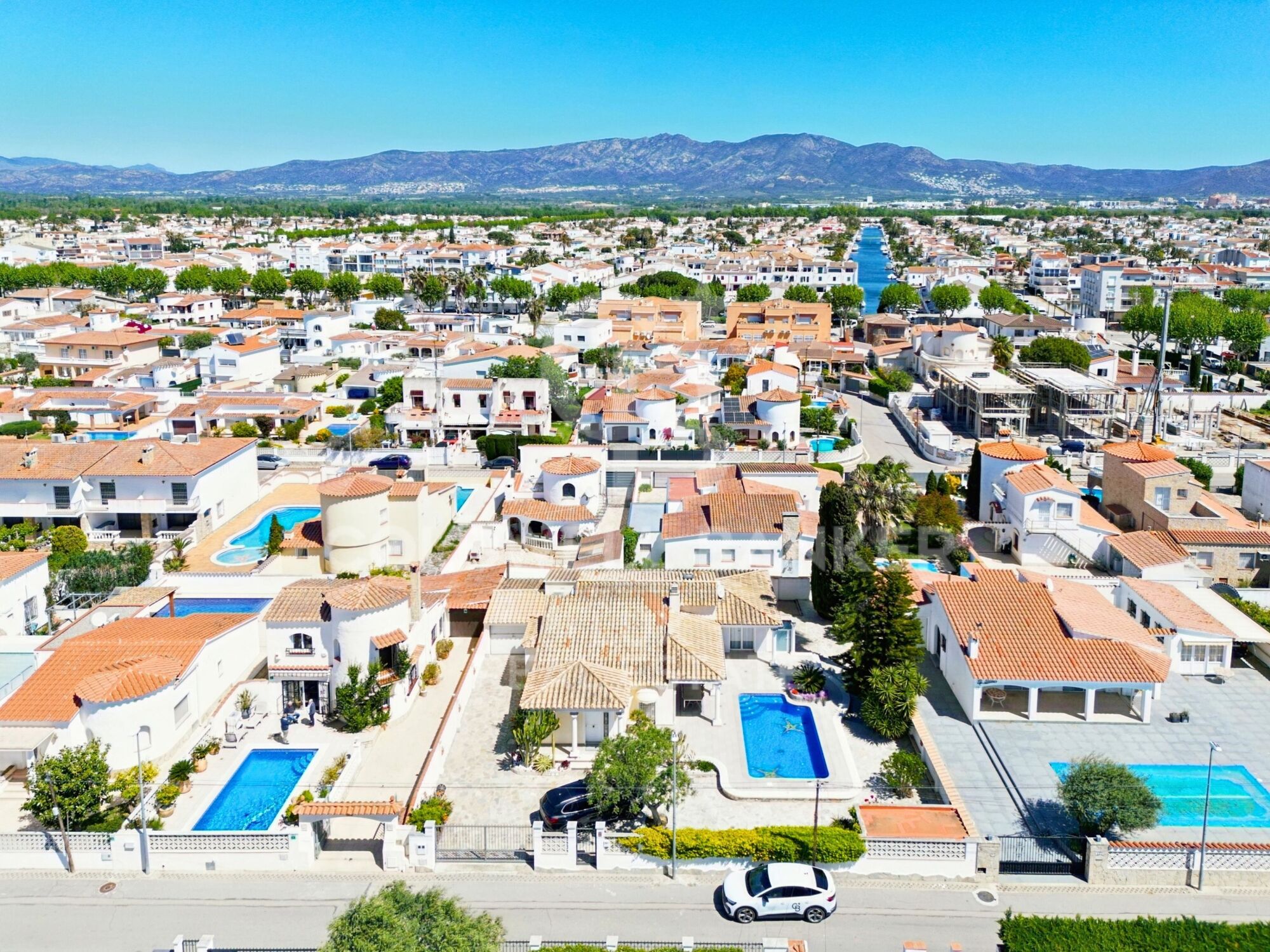 House with swimming pool in Empuriabrava: sold furnished and equipped