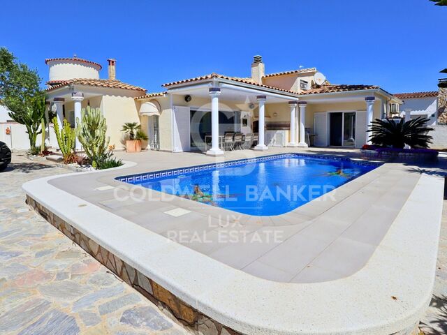 Beautiful ground floor house with pool and garage for sale in Empuriabrava