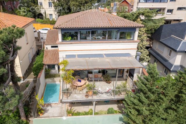 Preciosa casa en venta en Vallvidrera con piscina y vistas a Barcelona