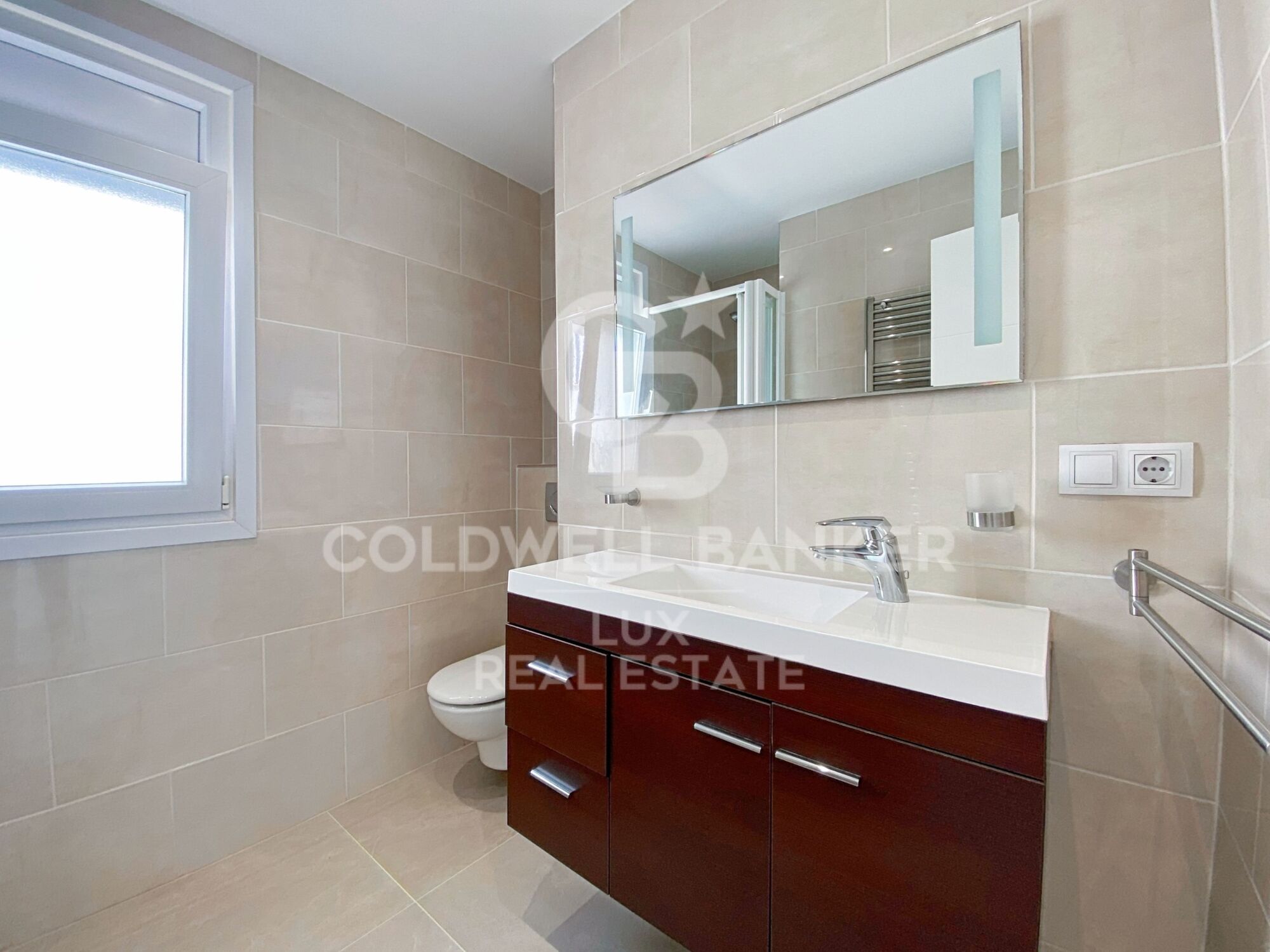 Villa with mooring, swimming pool and garage completely renovated