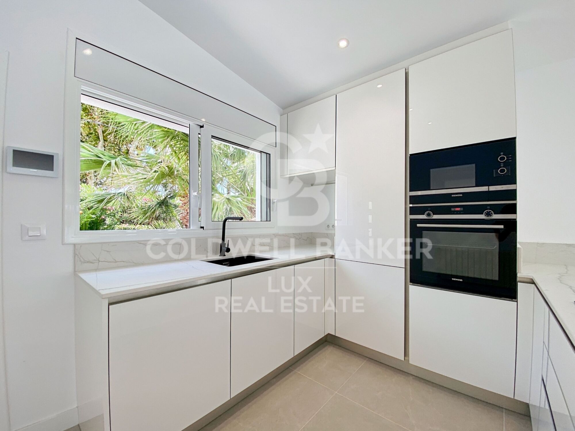 Villa with mooring, swimming pool and garage completely renovated