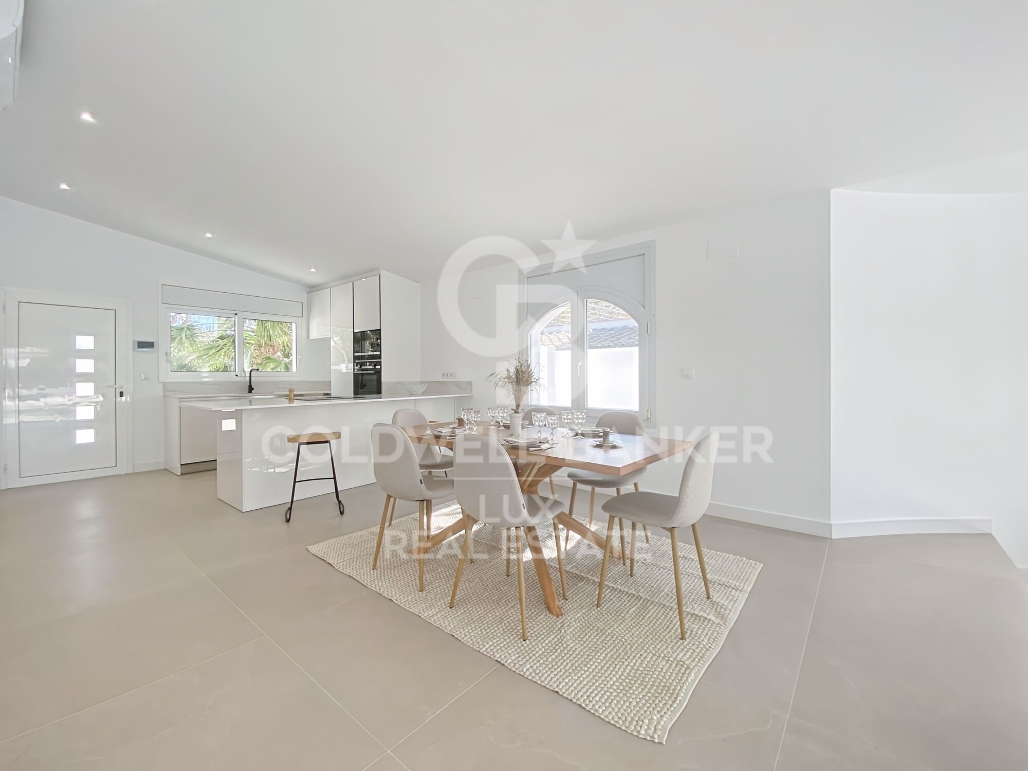 Villa with mooring, swimming pool and garage completely renovated