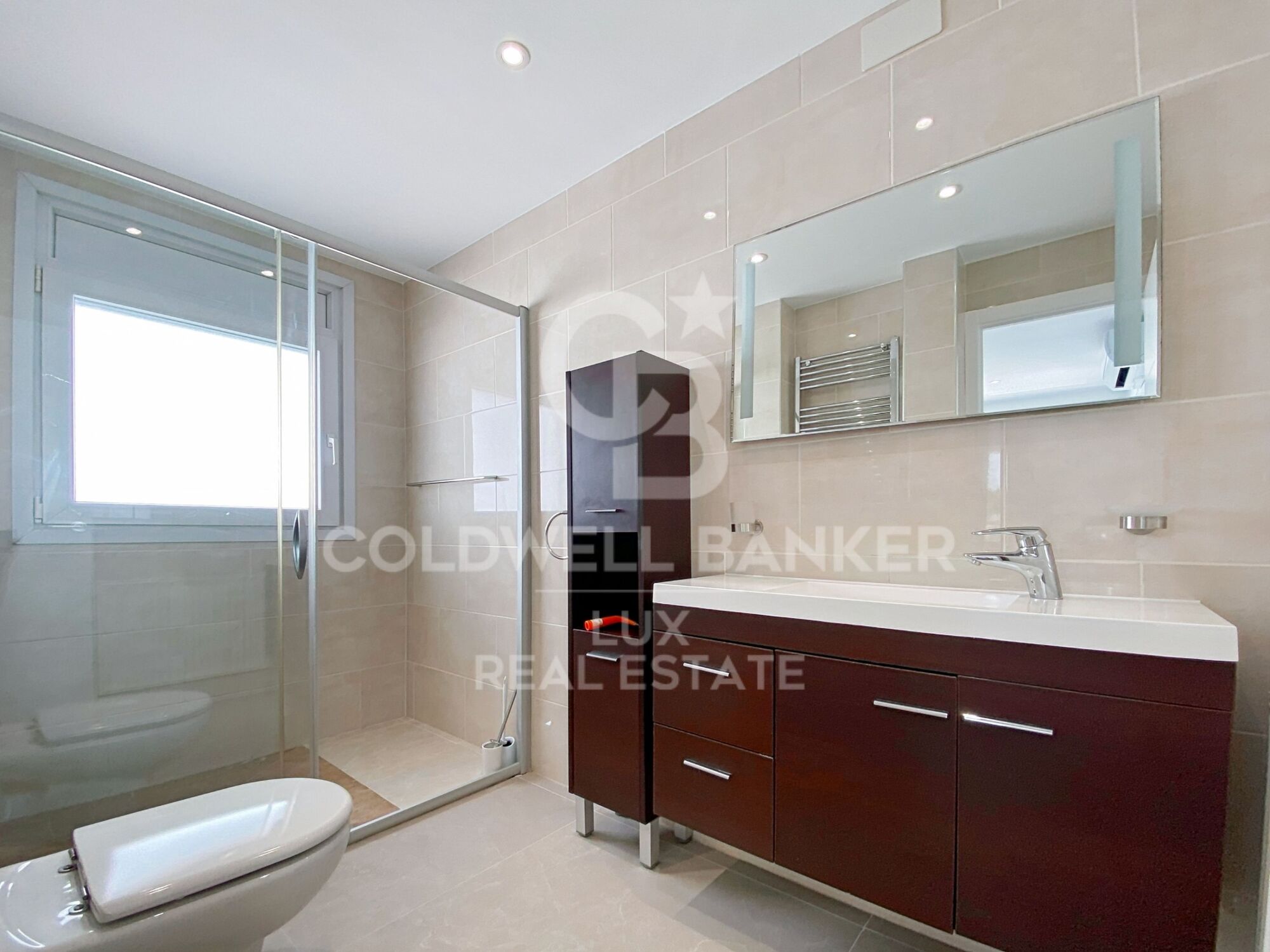 Villa with mooring, swimming pool and garage completely renovated