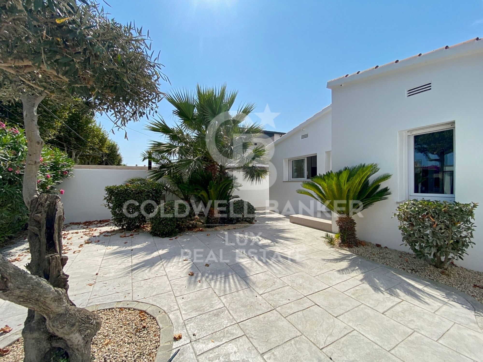 Villa with mooring, swimming pool and garage completely renovated