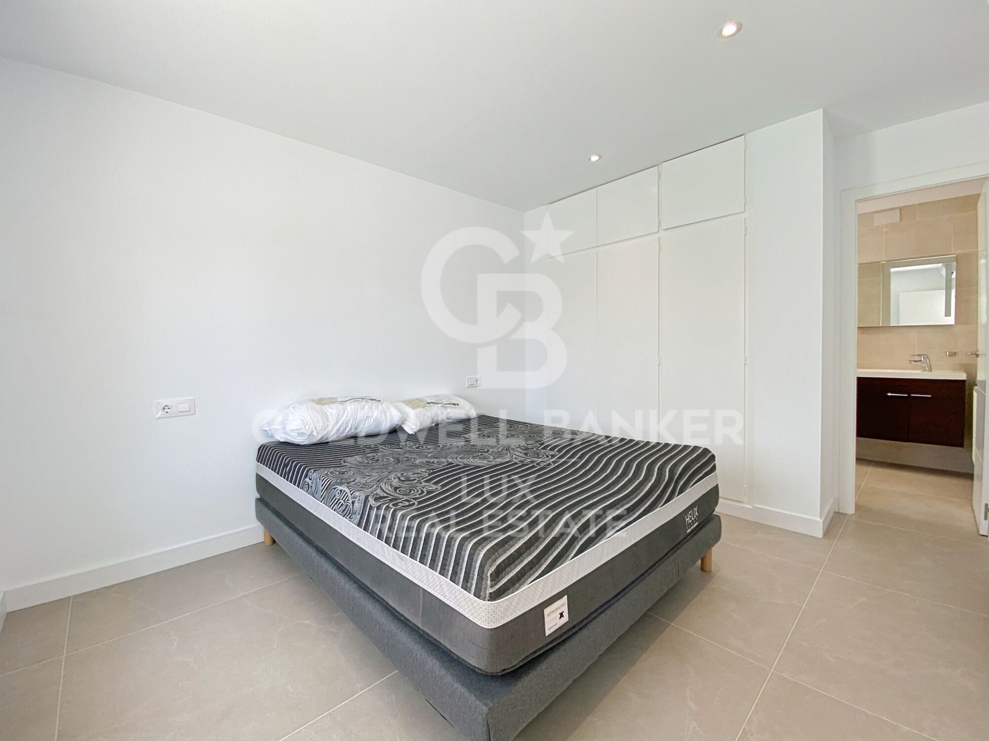 Villa with mooring, swimming pool and garage completely renovated