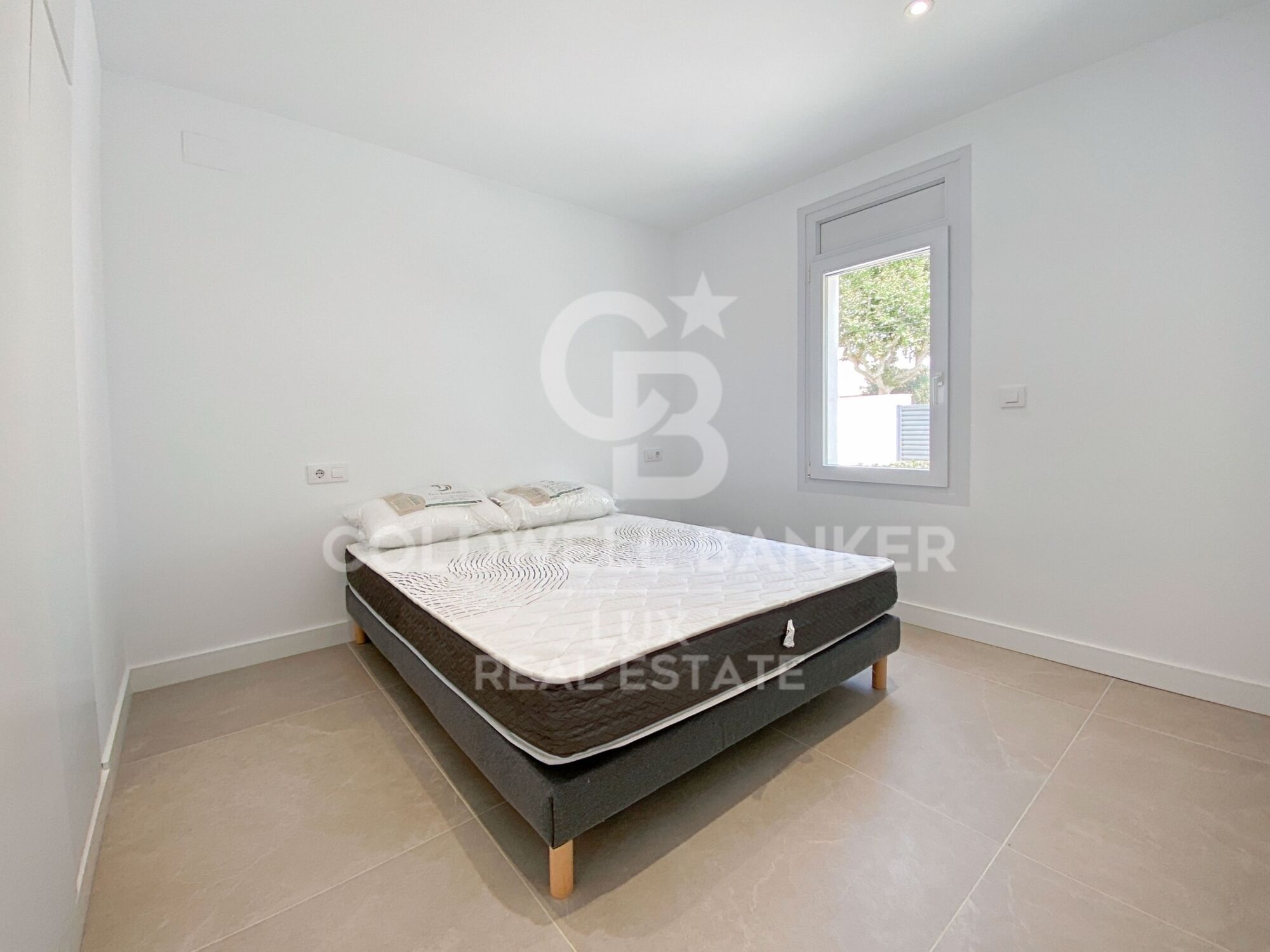 Villa avec amarrage, piscine et garage entièrement rénové