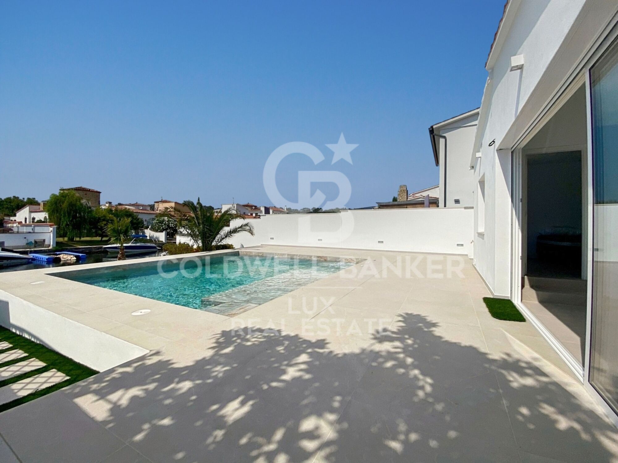 Villa mit Liegeplatz, Swimmingpool und Garage komplett renoviert