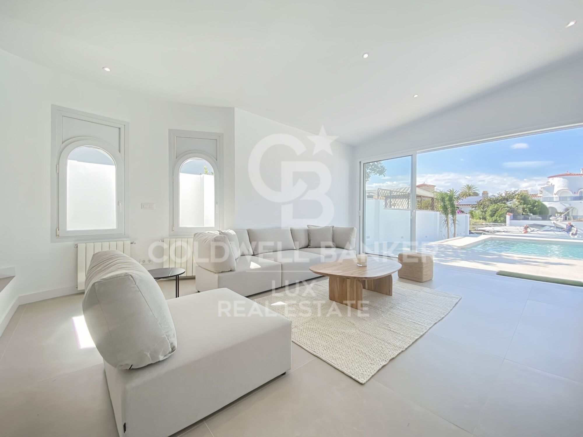 Villa avec amarrage, piscine et garage entièrement rénové