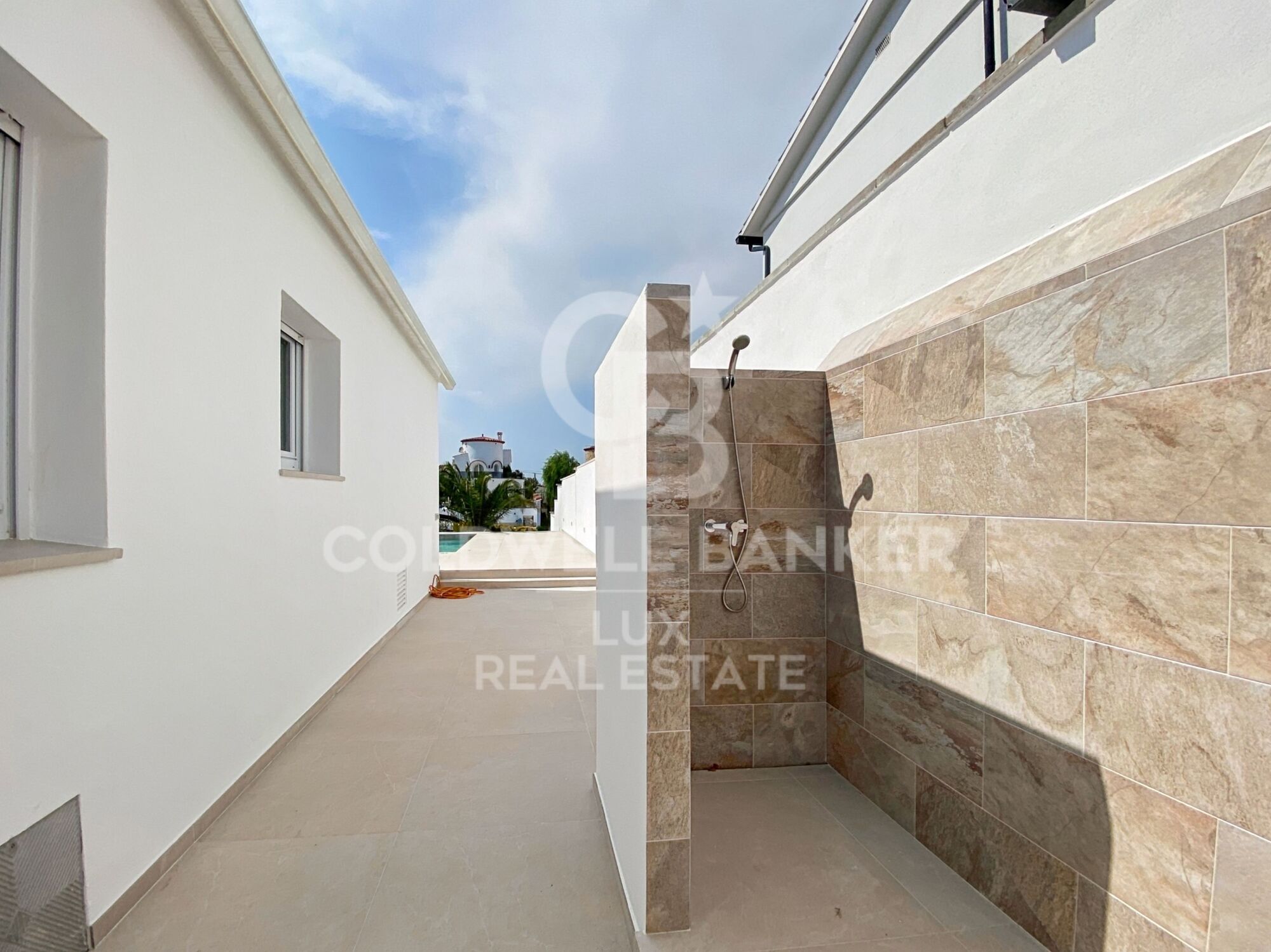 Villa avec amarrage, piscine et garage entièrement rénové