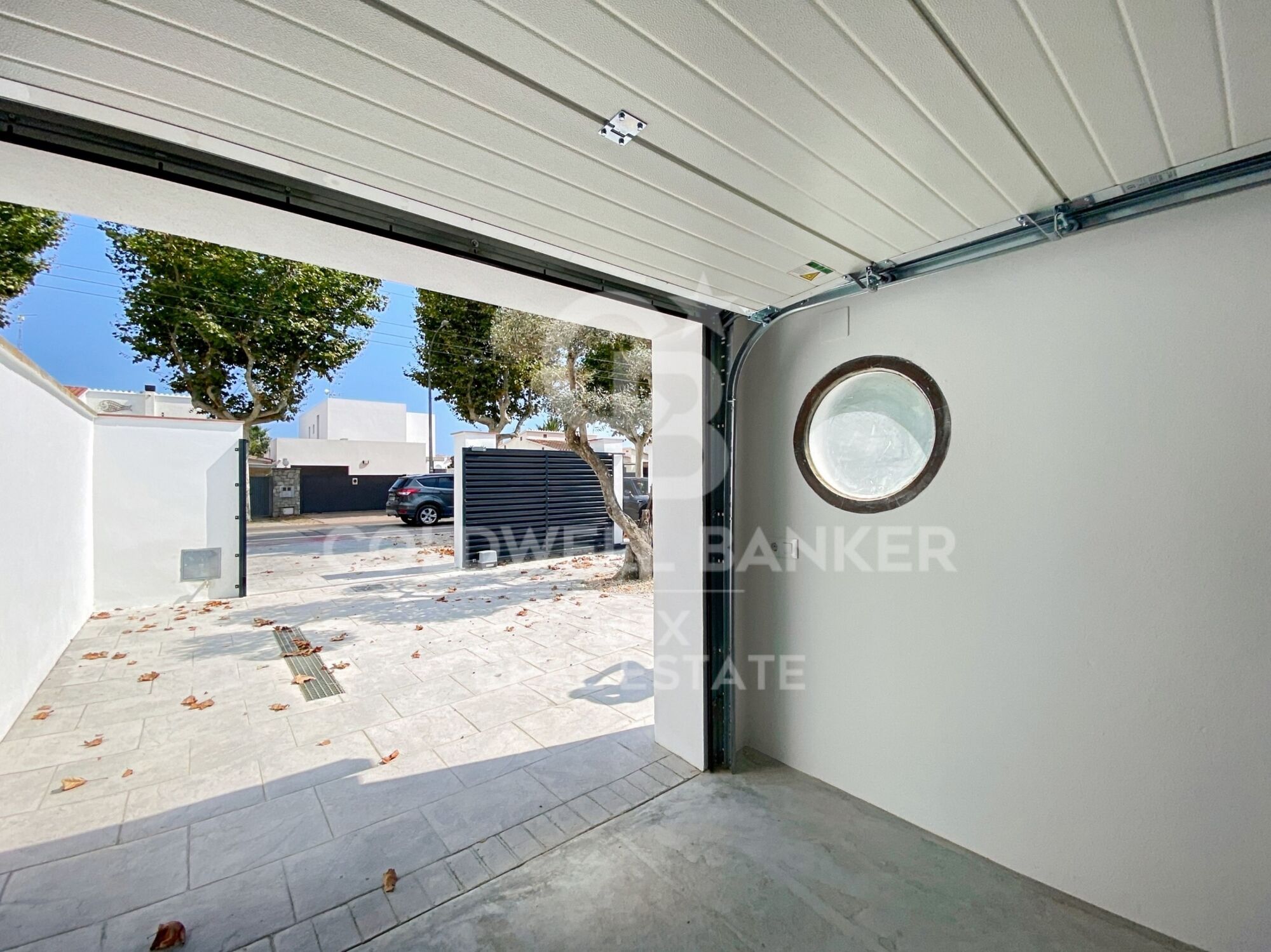Villa avec amarrage, piscine et garage entièrement rénové