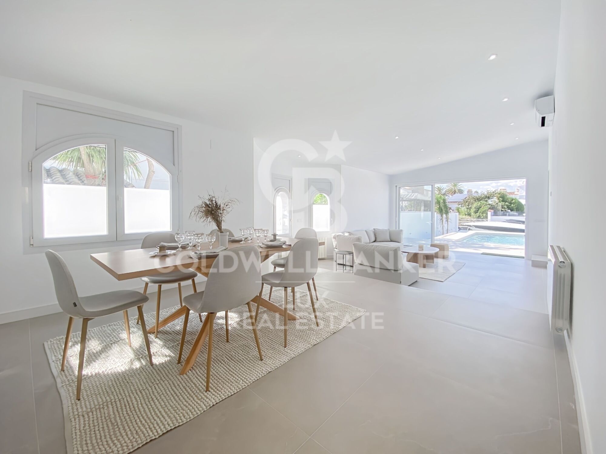 Villa avec amarrage, piscine et garage entièrement rénové