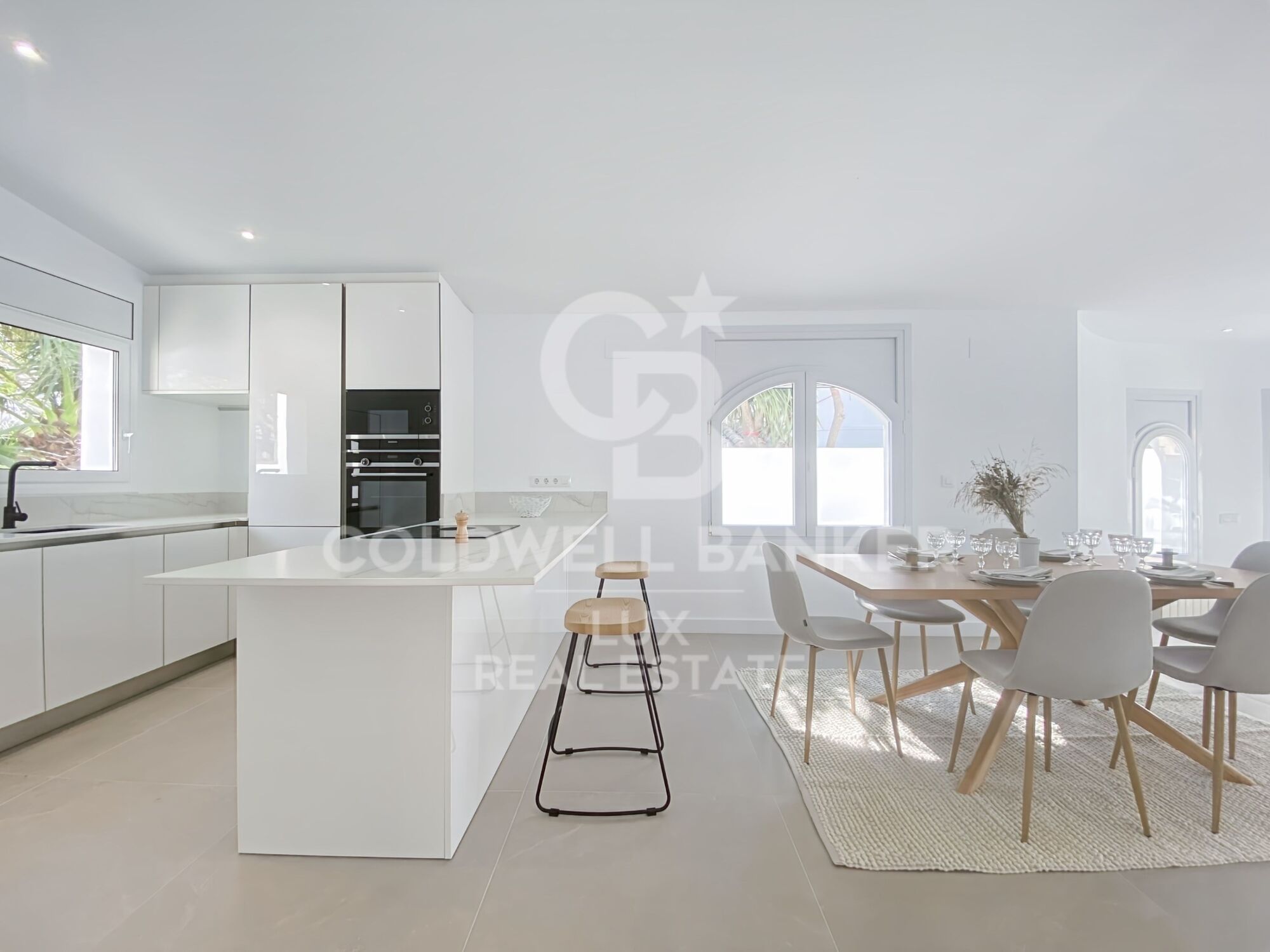 Villa avec amarrage, piscine et garage entièrement rénové