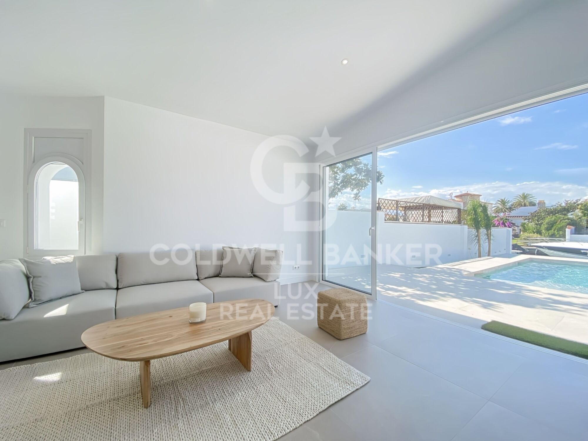 Villa avec amarrage, piscine et garage entièrement rénové