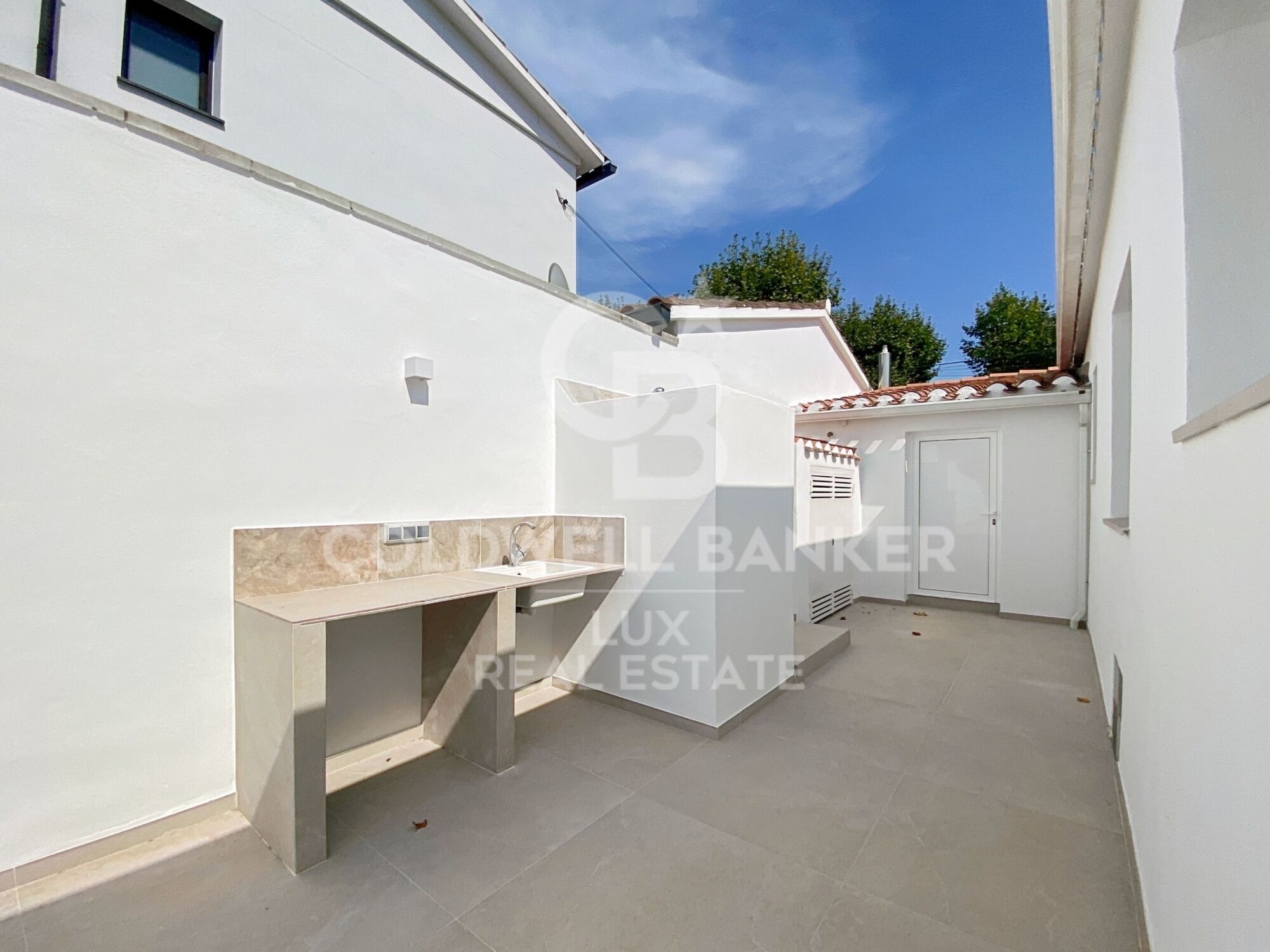 Villa avec amarrage, piscine et garage entièrement rénové