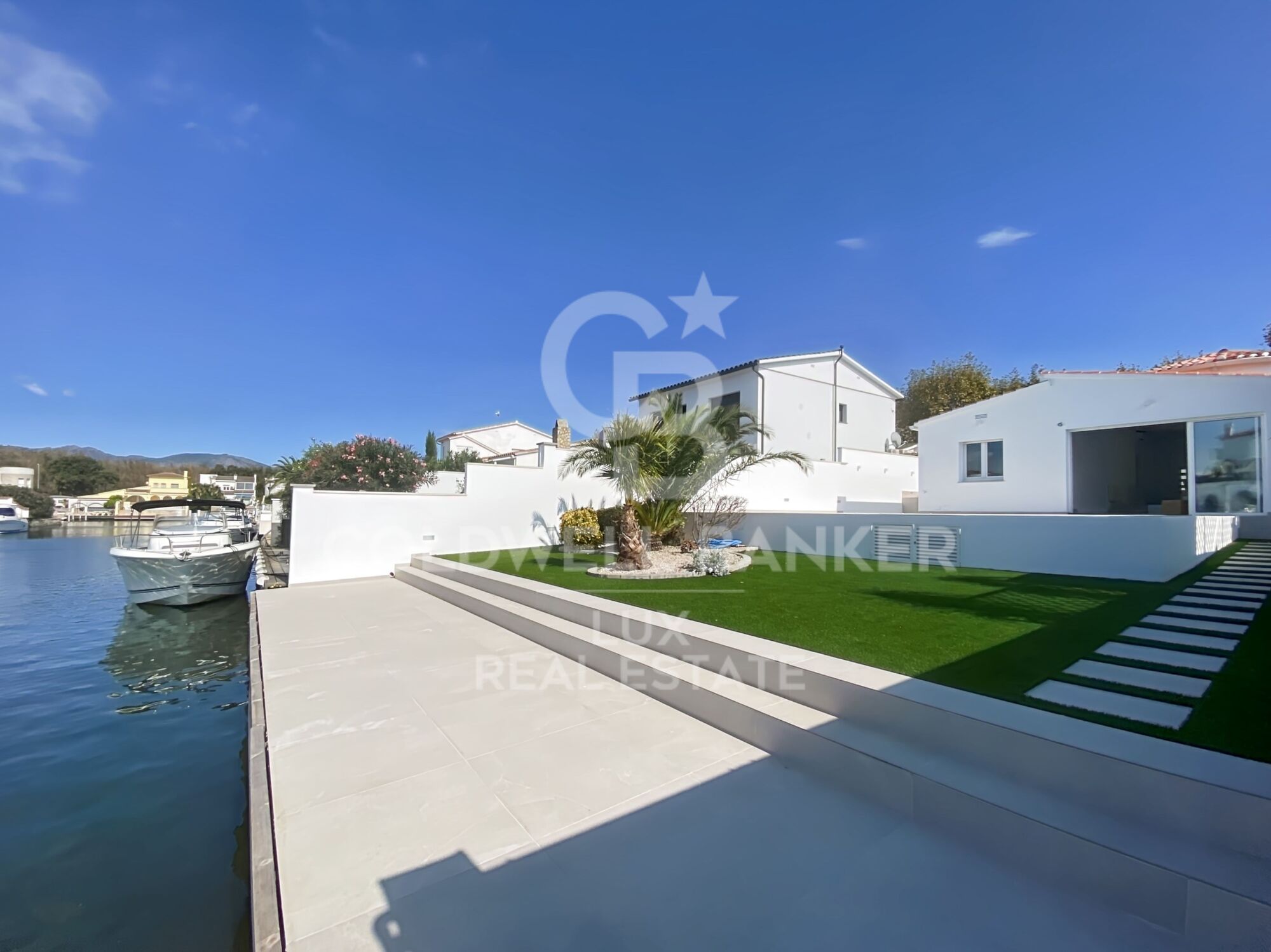 Villa avec amarrage, piscine et garage entièrement rénové