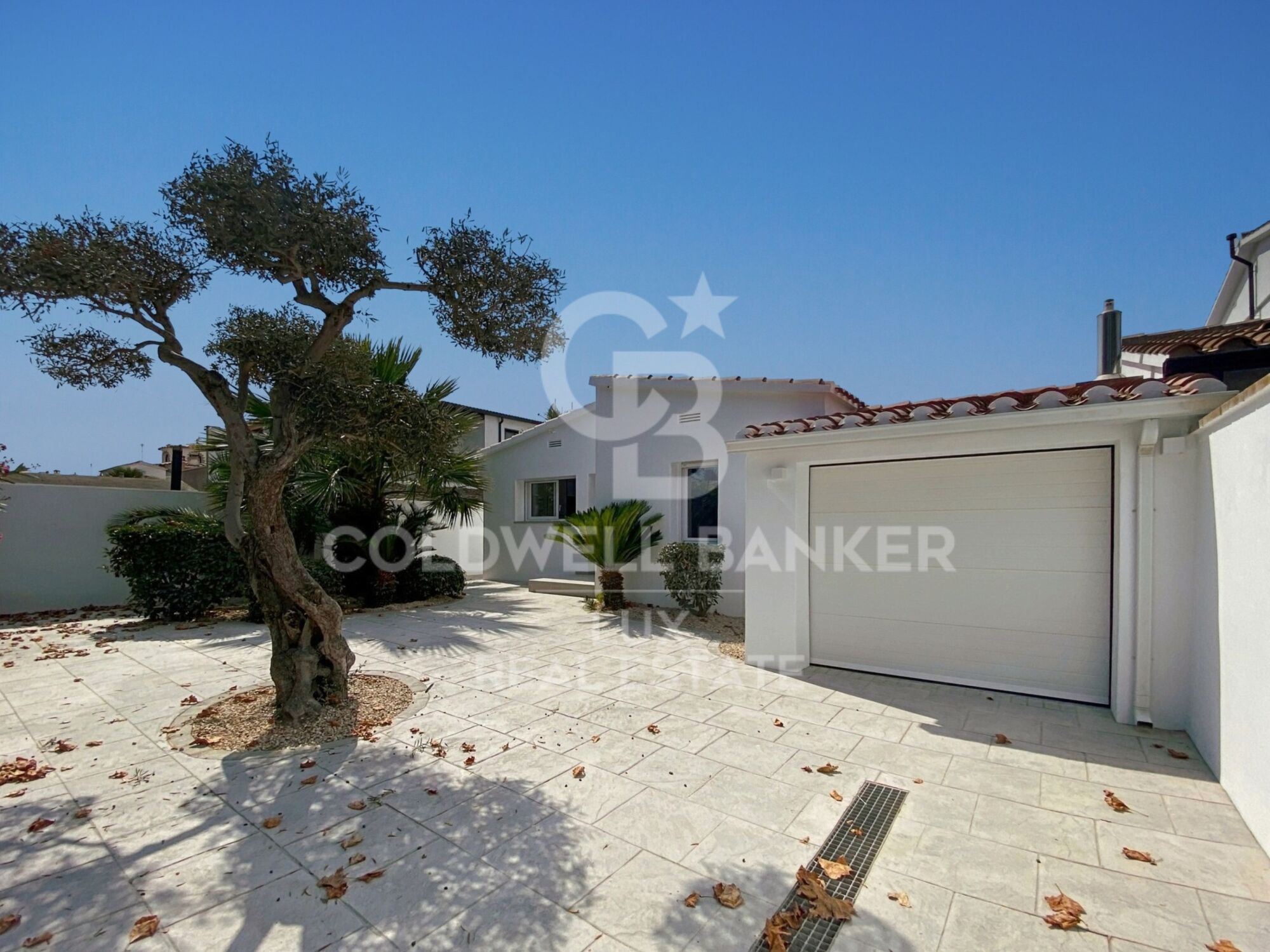 Villa avec amarrage, piscine et garage entièrement rénové