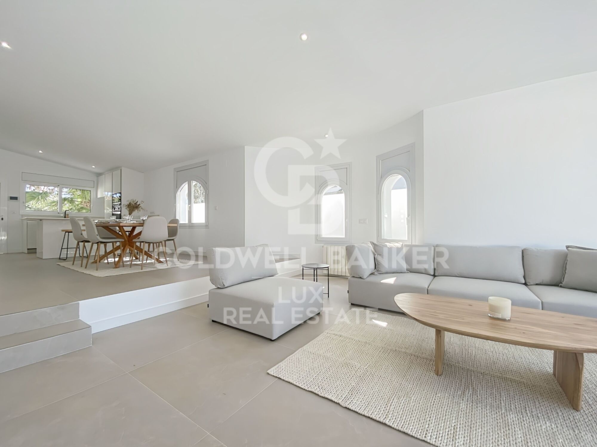 Villa avec amarrage, piscine et garage entièrement rénové