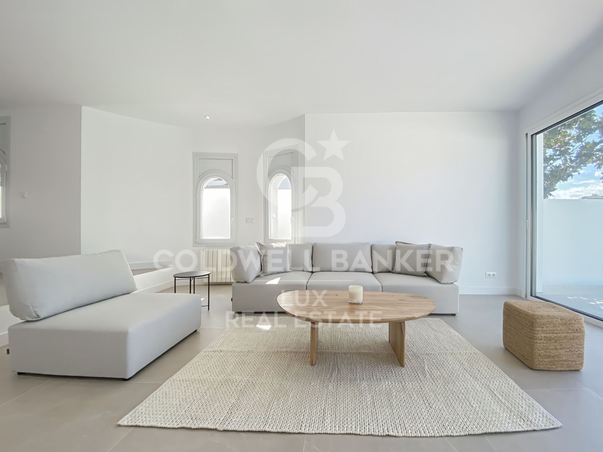 Villa avec amarrage, piscine et garage entièrement rénové